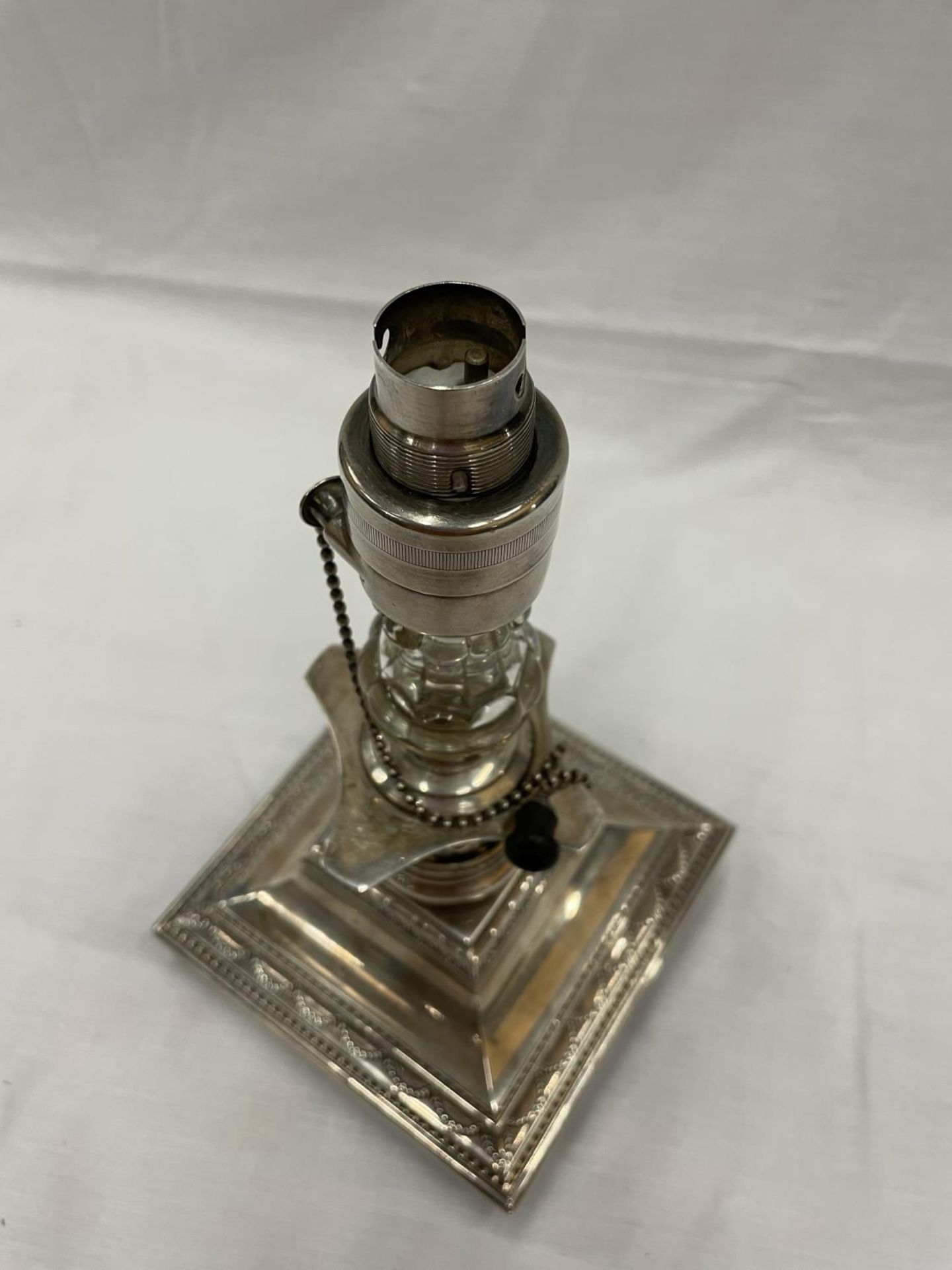 A HALLMARKED SHEFFIELD SILVER LAMP BASE - Image 2 of 5