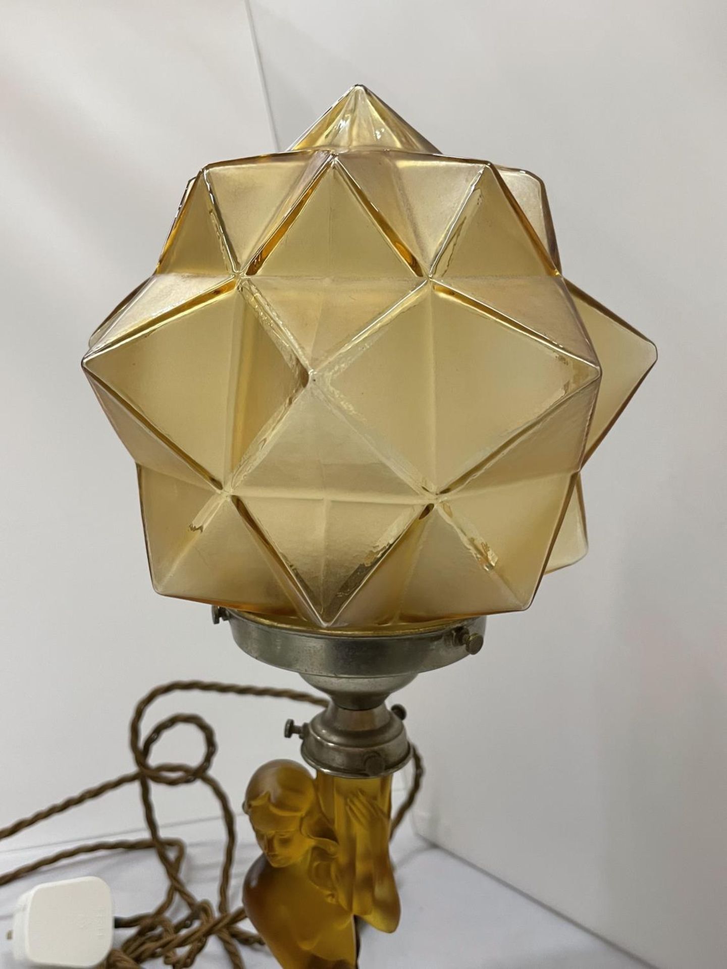 AN ART DECO STYLE AMBER COLOURED GLASS LAMP WITH THE BASE IN THE FORM OF A LADY AND A GEOMETRIC - Image 3 of 4