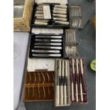 A QUANTITY OF BOXED VINTAGE FLATWARE TO INCLUDE MOTHER OF PEARL HANDLED KNIVES