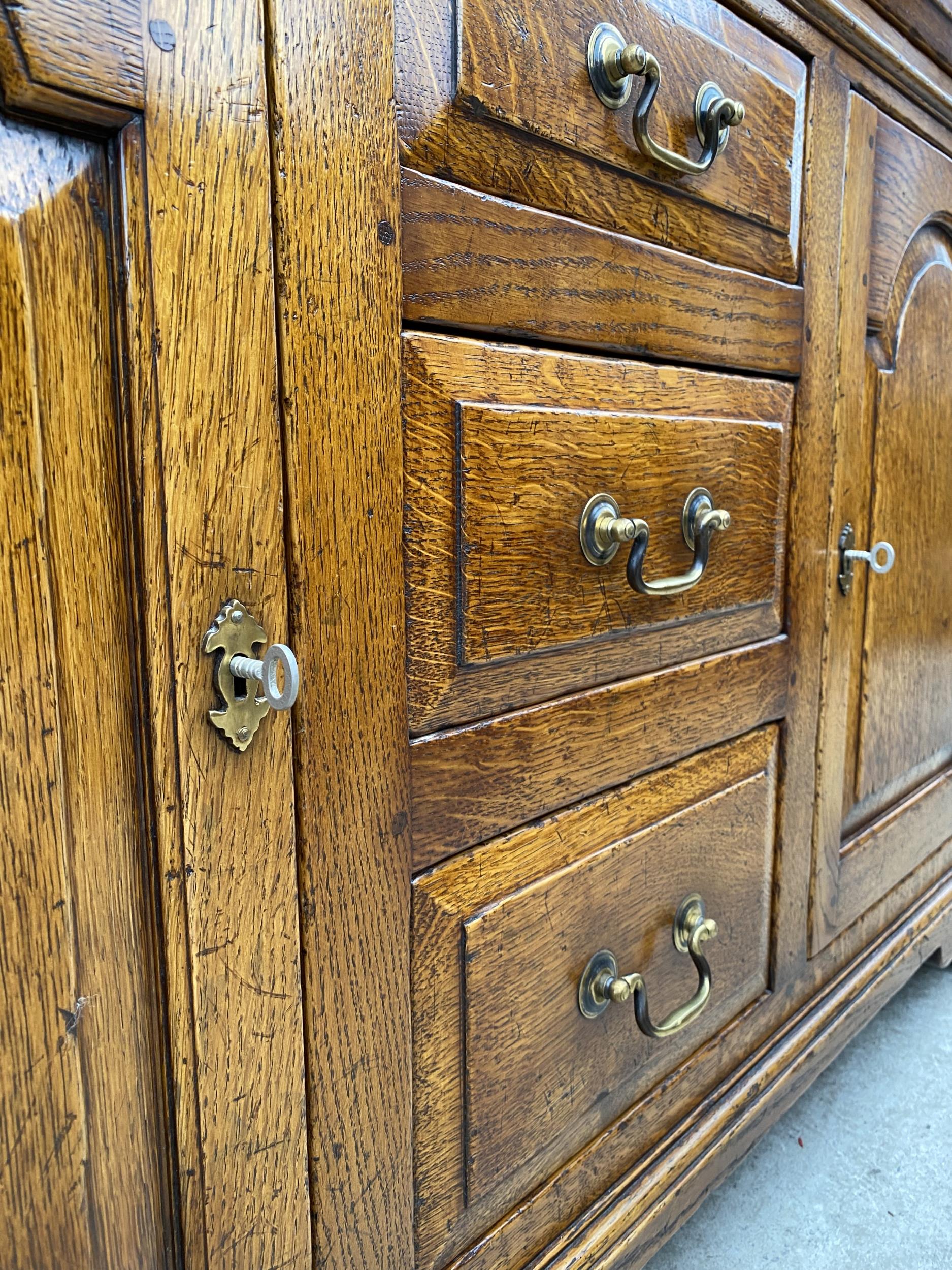 A GEORGE III STYLE LIGHT OAK DRESSER BASE ENCLOSING THREE SHORT AND TWO LONG DRAWERS AND TWO - Image 4 of 5