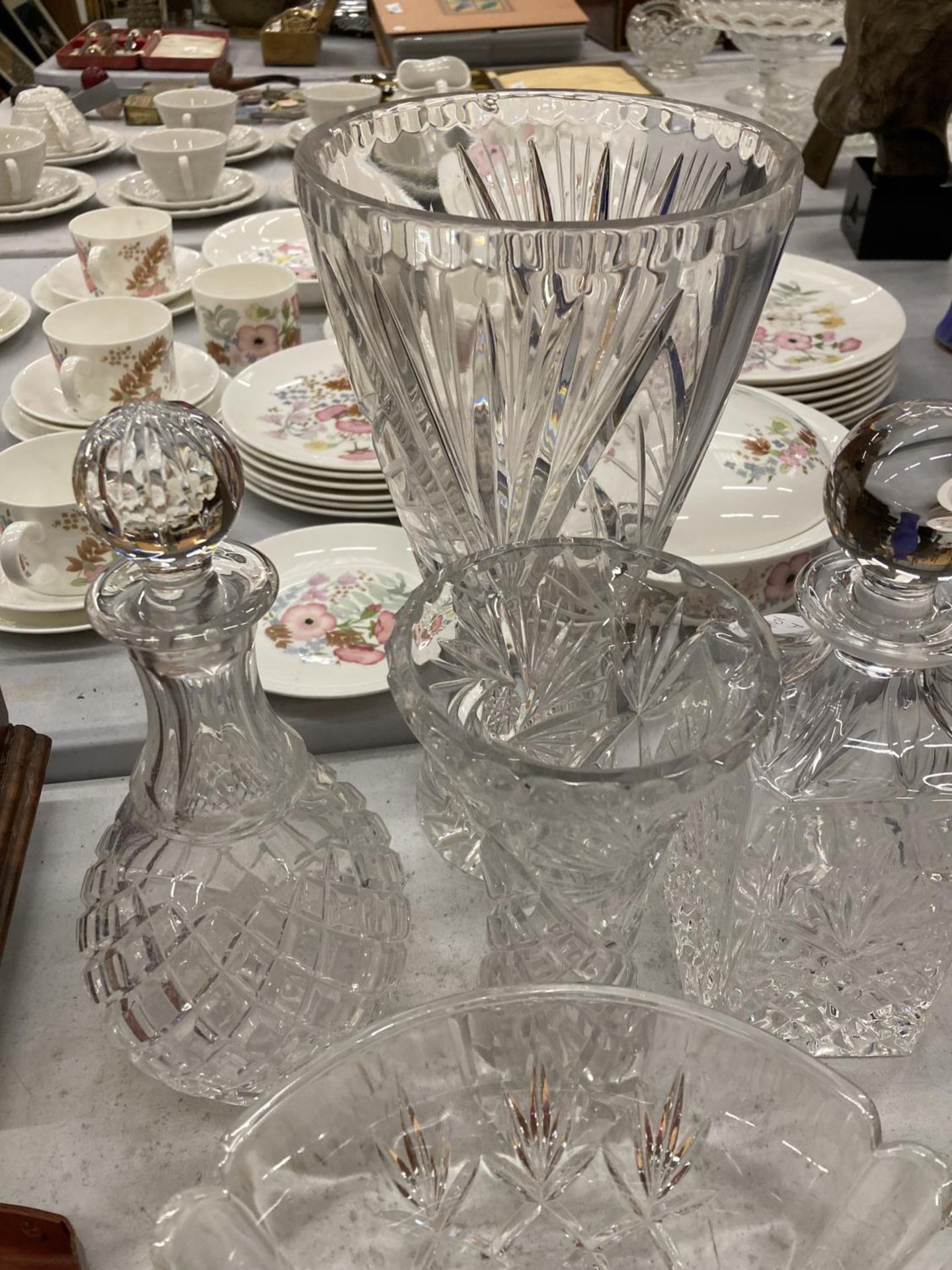 A QUANTITY OF CUT GLASS CRYSTAL GLASS TO INCLUDE VASES, BOWLS, DECANTERS, ETC - Image 4 of 4
