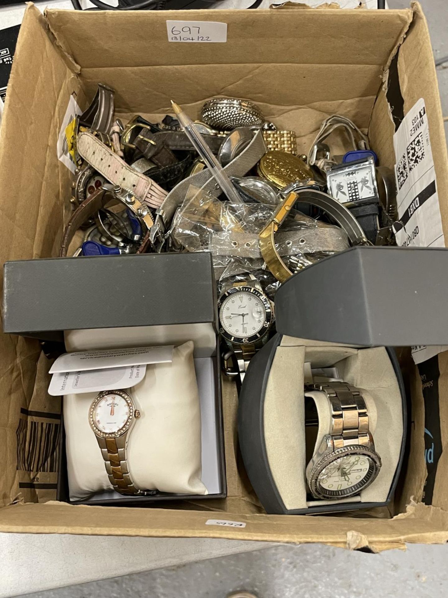 A BOX OF WRIST AND POCKET WATCHES TO INCLUDE ROTARY, HENLEY, ACCURIST, ETC PLUS FASHION WATCHES