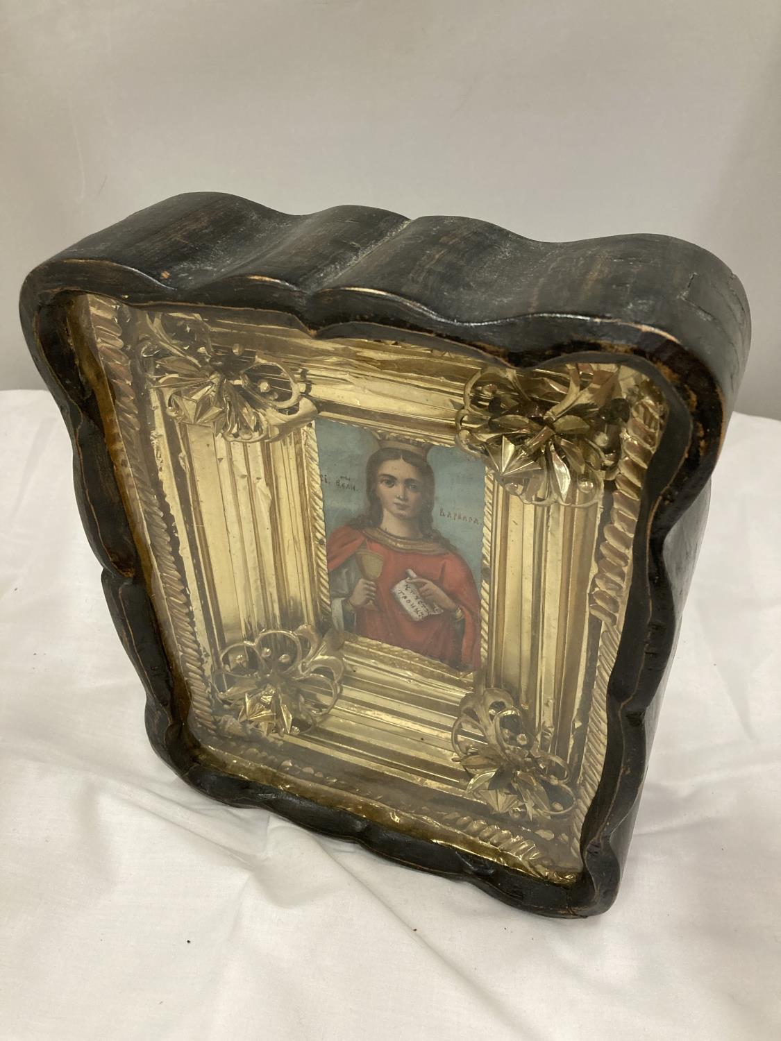 AN IMAGE OF AN EASTERN EUROPEAN ICON IN A GILT AND MAHOGANY FRAME SIZE 20CM X 26CM - Image 3 of 4