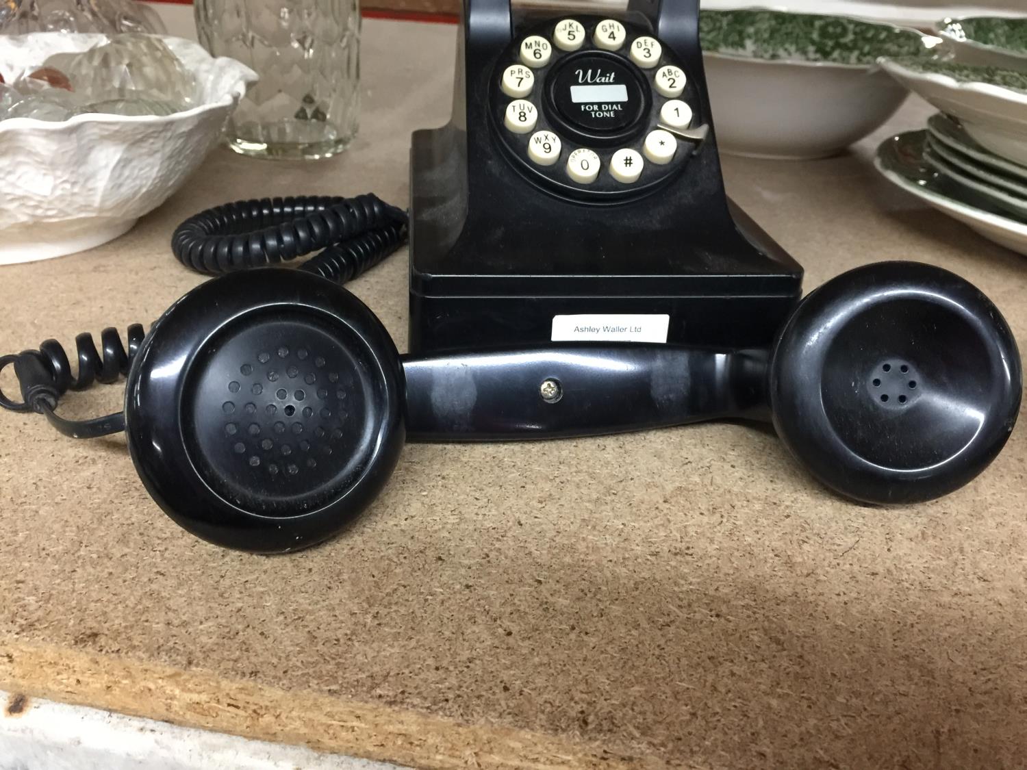 A VINTAGE STYLE BLACK PUSH BUTTON TELEPHONE - Bild 3 aus 4