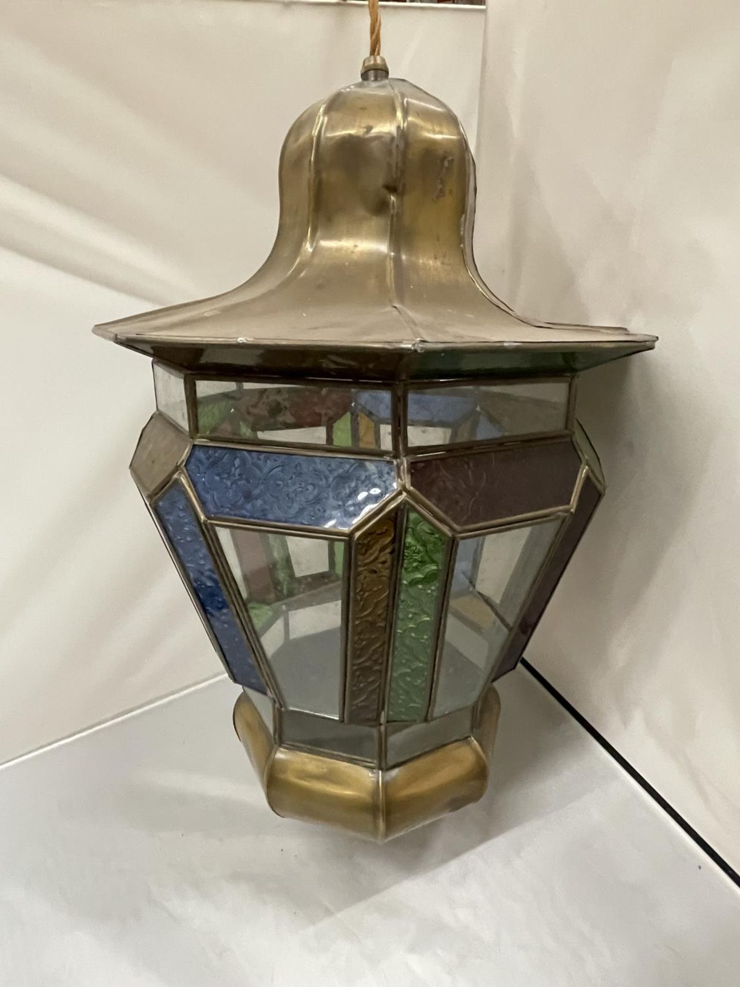 A MORROCAN STYLE BRASS AND COLOURED GLASS LARGE PENDANT LIGHT - Image 2 of 4