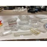 A QUANTITY OF GLASSWARE INCLUDING BOWLS, SERVING DISHES, ETC
