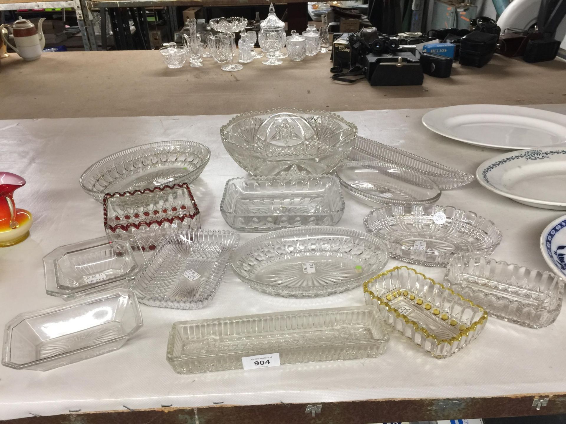 A QUANTITY OF GLASSWARE INCLUDING BOWLS, SERVING DISHES, ETC