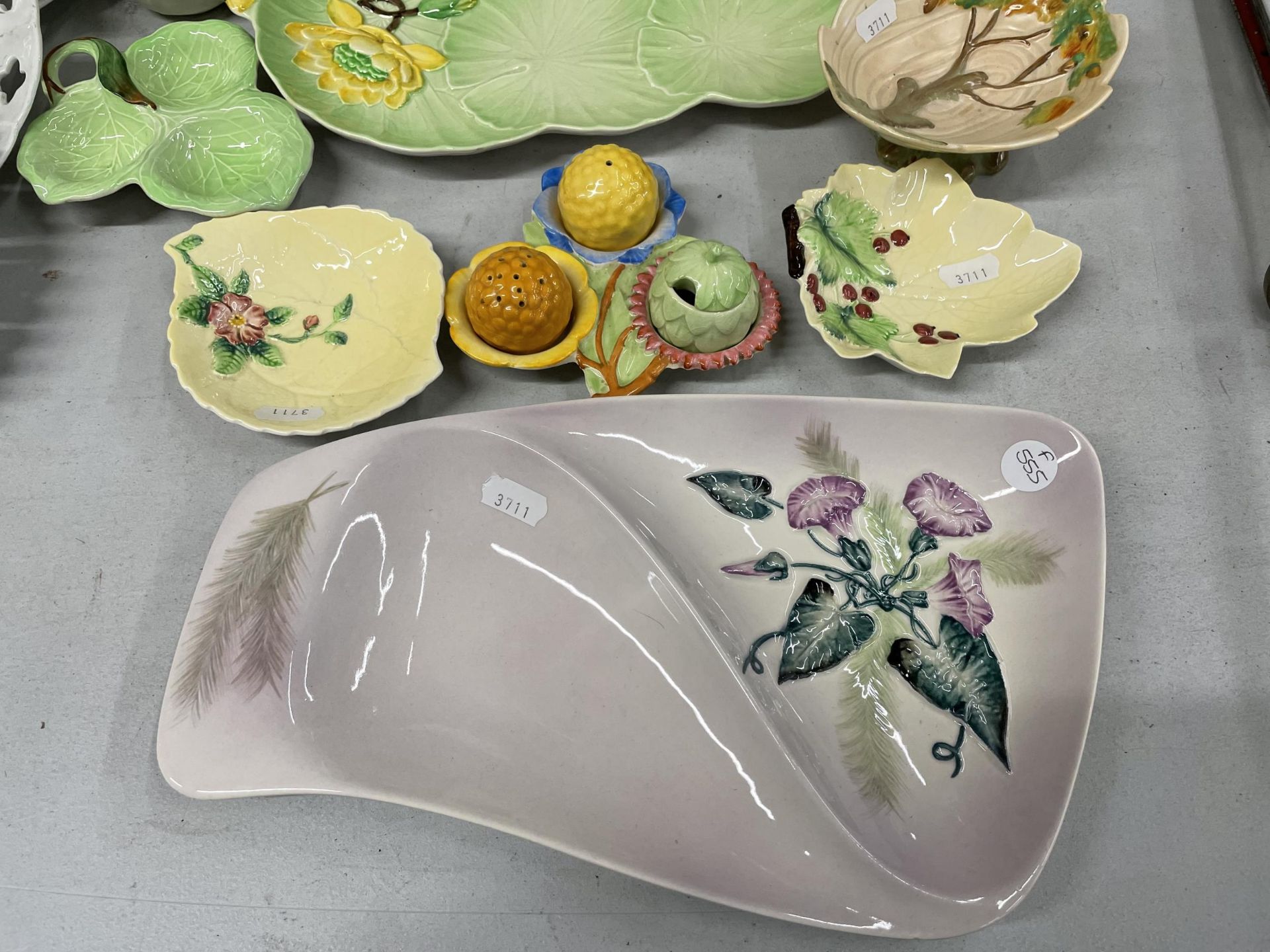 A COLLECTION OF CARLTONWARE TO INCLUDE LEAF SHAPED PLATES, BISCUIT BARREL, CRUET SET, BOWLS ETC - Image 2 of 4