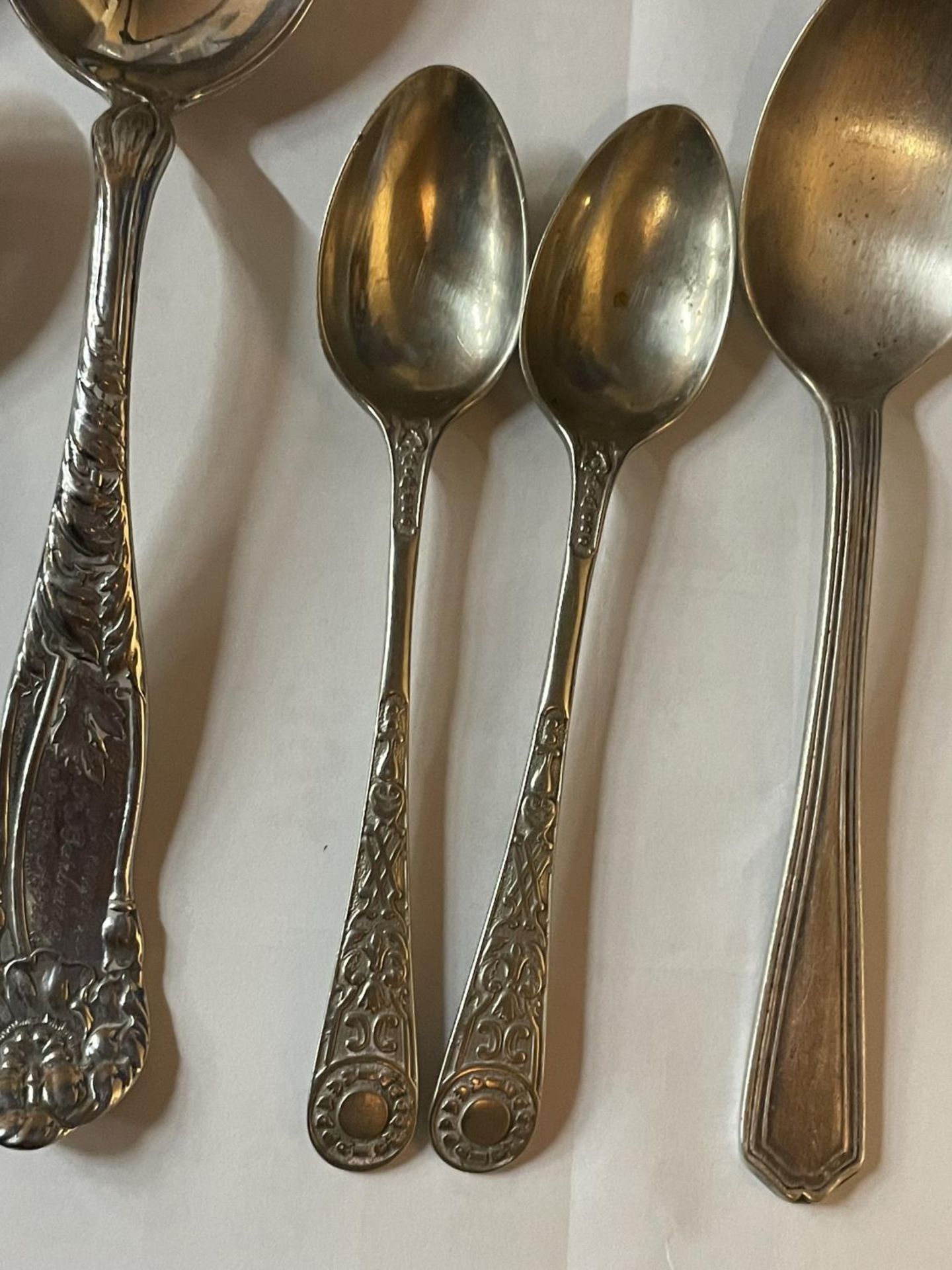 NINE VARIOUS SPOONS TO INCLUDE DECORATIVE SILVER PLATED EXAMPLES - Image 3 of 3
