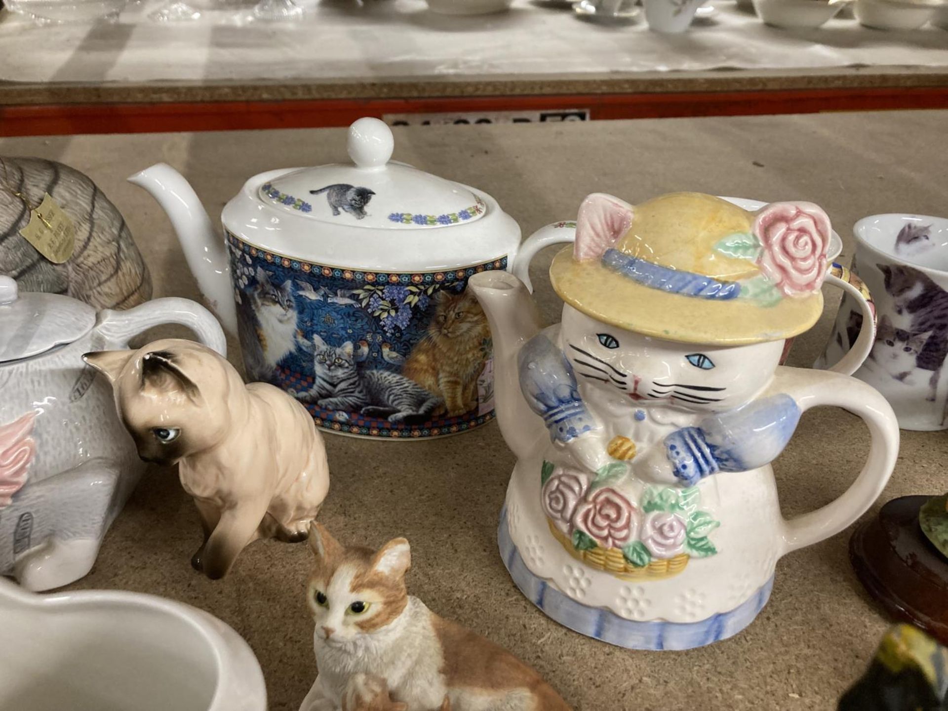 A COLLECTION OF RESIN AND POTTERY CAT RELATED ITEMS TO INCLUDE TEAPOTS, ORNAMENTS, DOORSTOP, MUGS, - Image 4 of 7