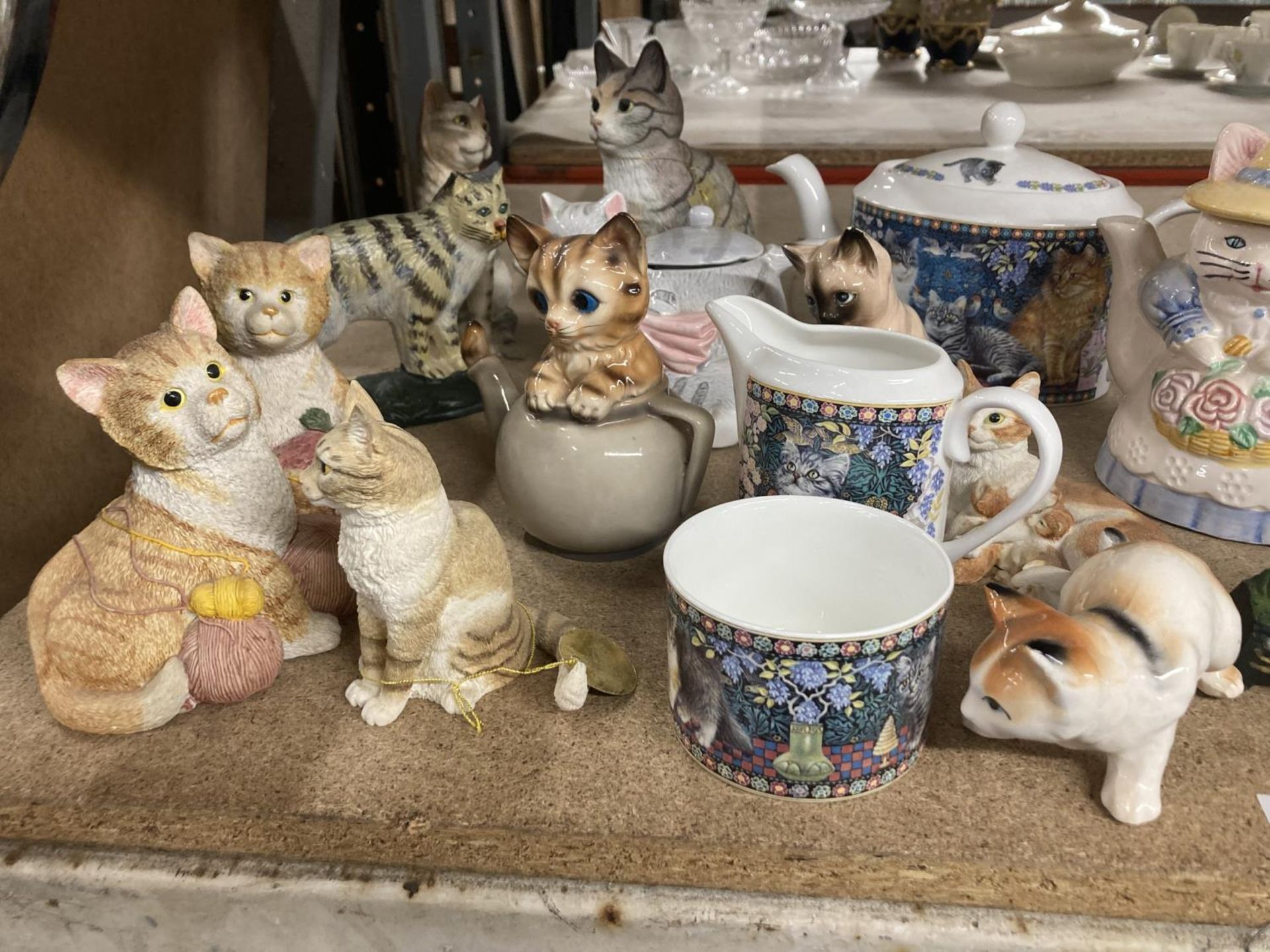 A COLLECTION OF RESIN AND POTTERY CAT RELATED ITEMS TO INCLUDE TEAPOTS, ORNAMENTS, DOORSTOP, MUGS, - Image 2 of 7