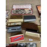 A QUANTITY OF BOXED VINTAGE FLATWARE, PENS AND PEN BOXES