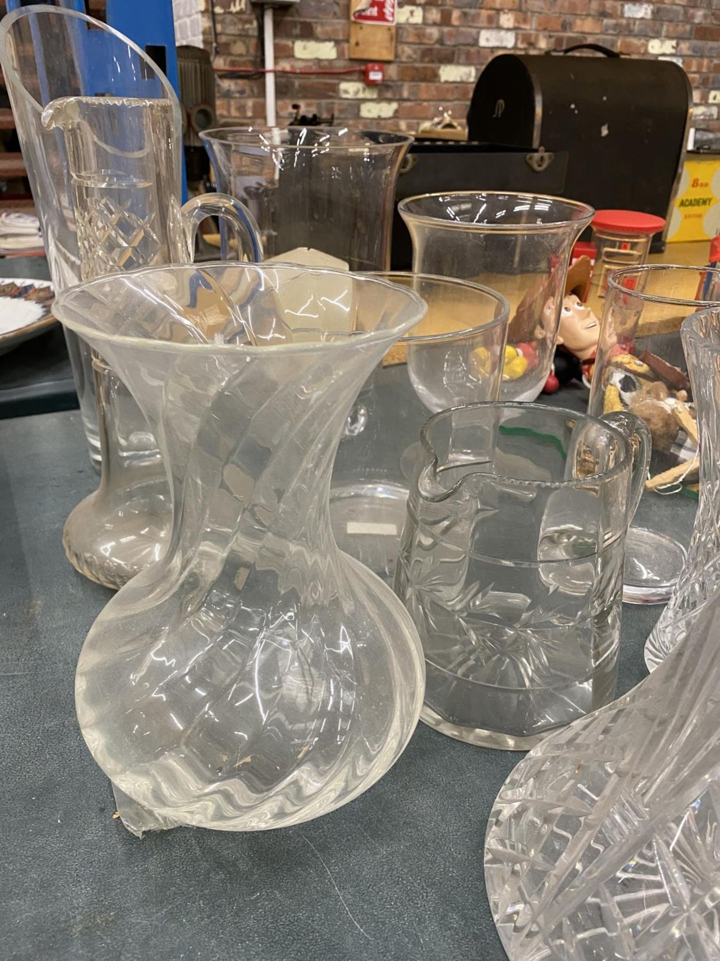 A QUANTITY OF GLASSWARE TO INCLUDE DECANTER, JUGS, VASES, ETC - ALL LARGE PIECES - Image 2 of 3