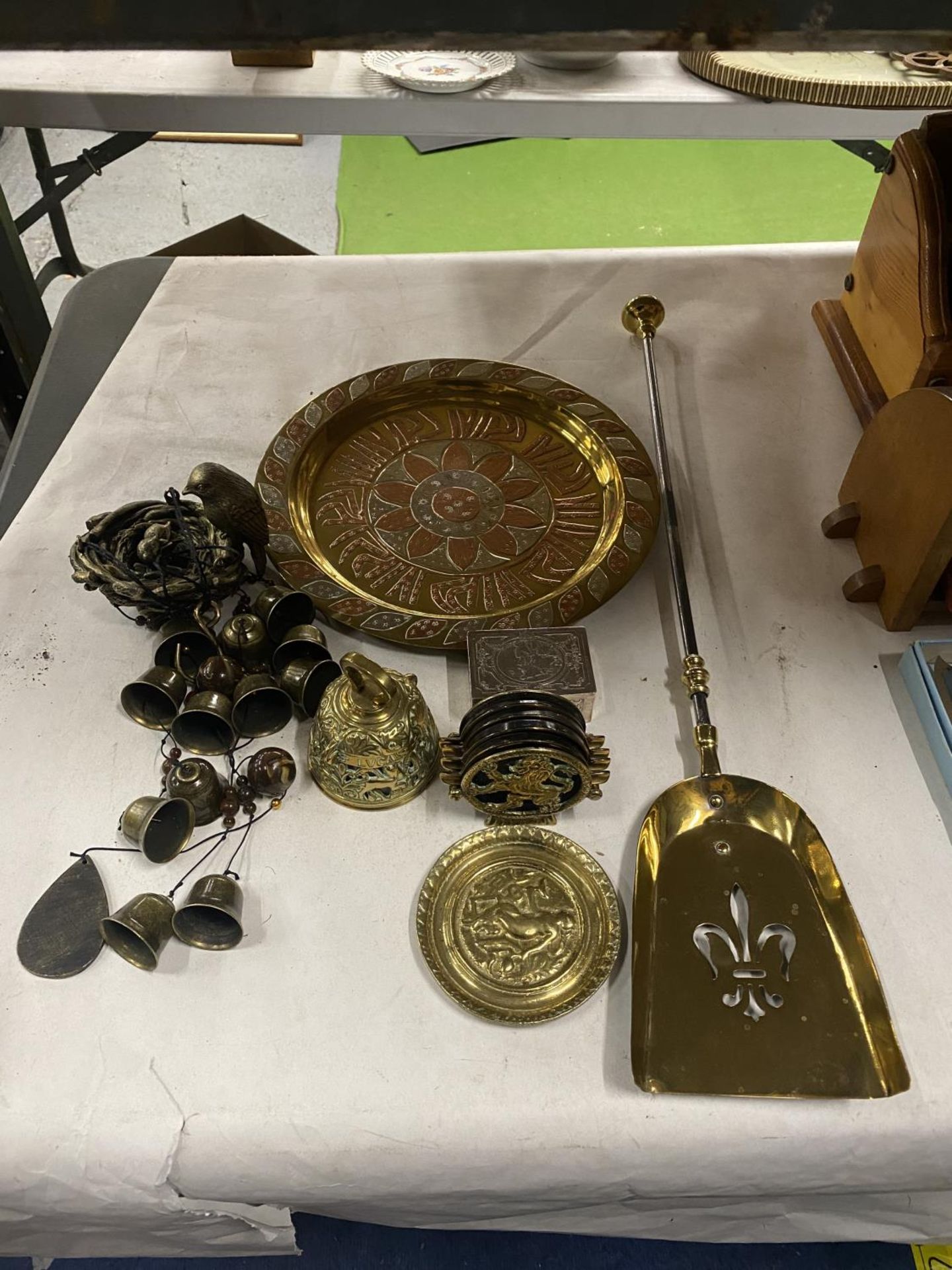 A QUANTITY OF BRASSWARE TO INCLUDE A 'BIRD' WINDCHIME, COASTERS WITH EMBOSSED LIONS, A BOX, PLATE,