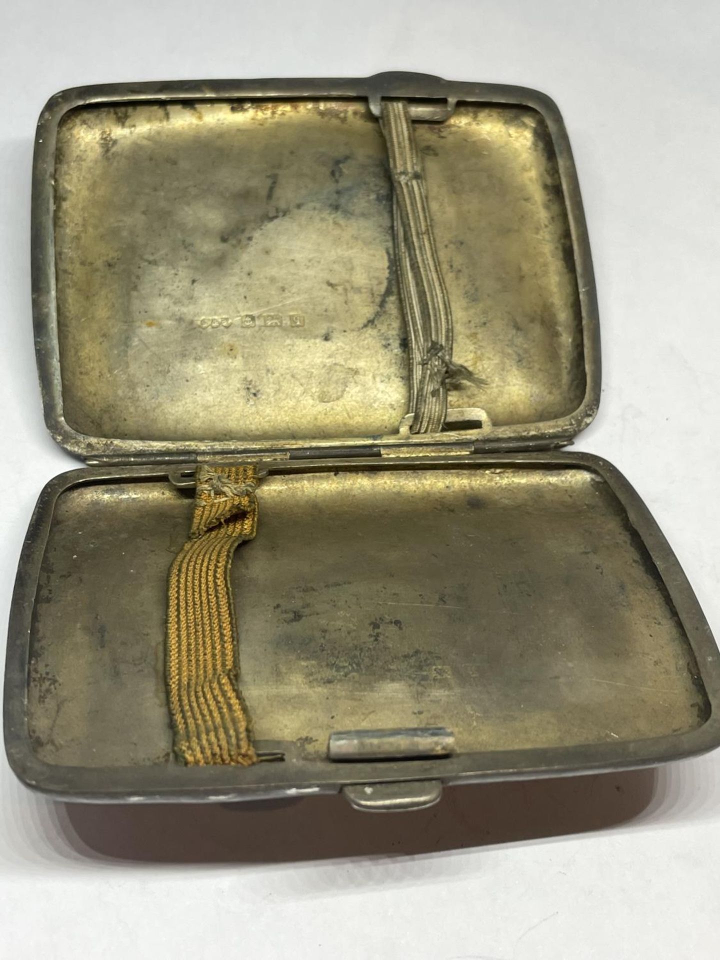 A HALLMARKED BIRMINGHAM SILVER CIGARETTE CASE GROSS WEIGHT 80.8 GRAMS - Image 3 of 4