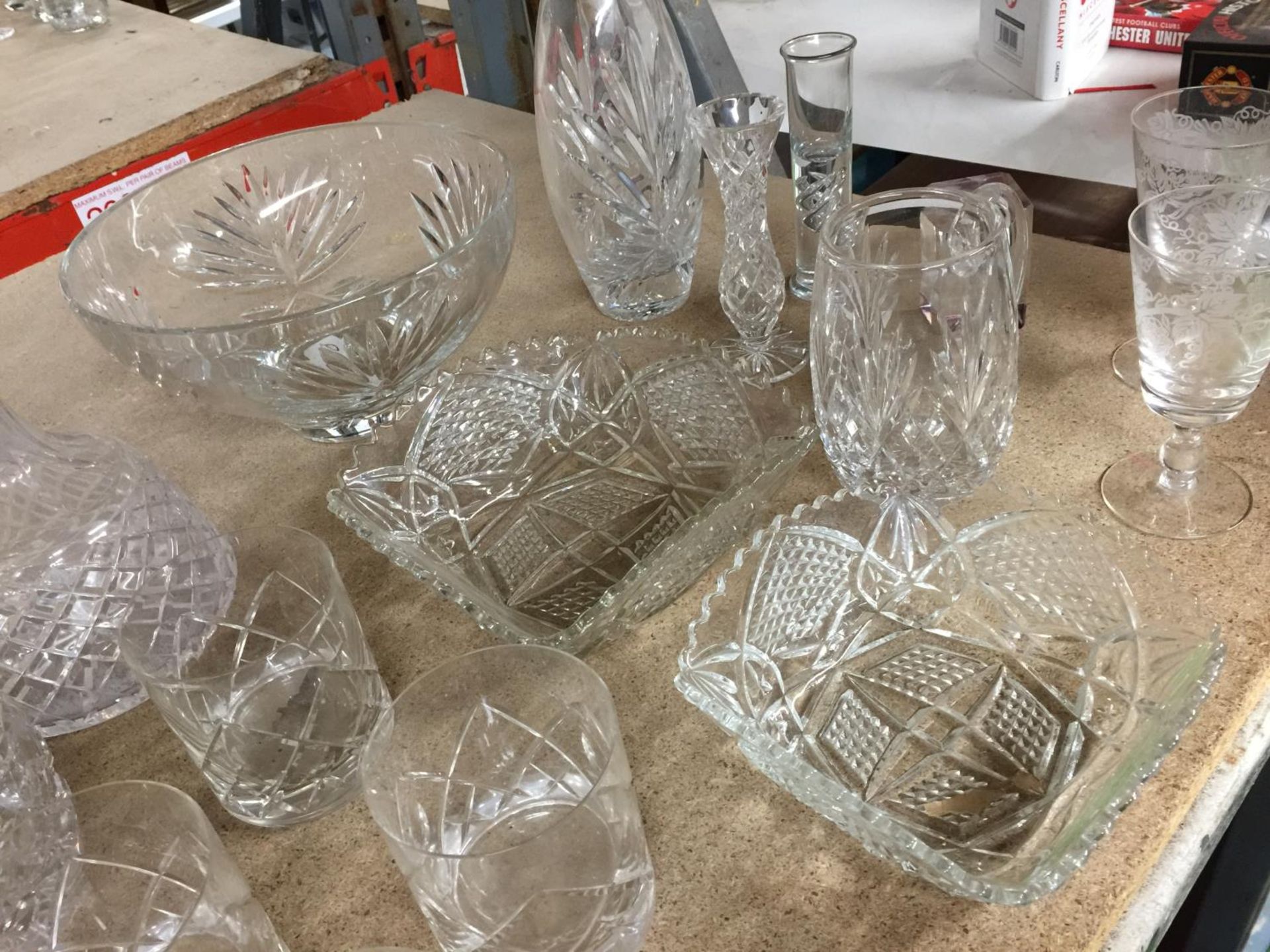 AN ASSORTMENT OF GLASSWARE TO INCLUDE DECANTERS, BOWLS, VASES, GLASSES, ETC - Image 3 of 7