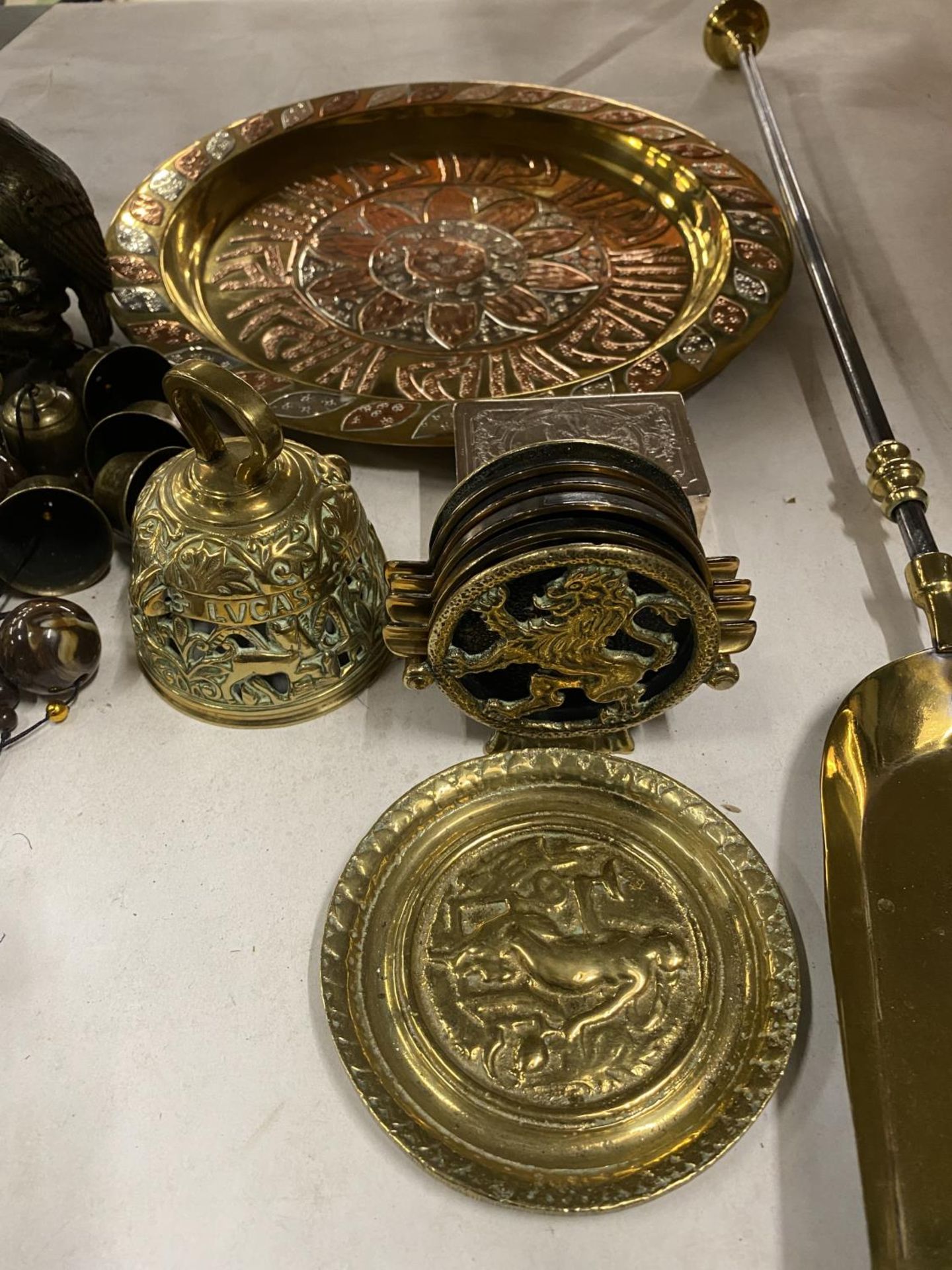 A QUANTITY OF BRASSWARE TO INCLUDE A 'BIRD' WINDCHIME, COASTERS WITH EMBOSSED LIONS, A BOX, PLATE, - Image 2 of 4