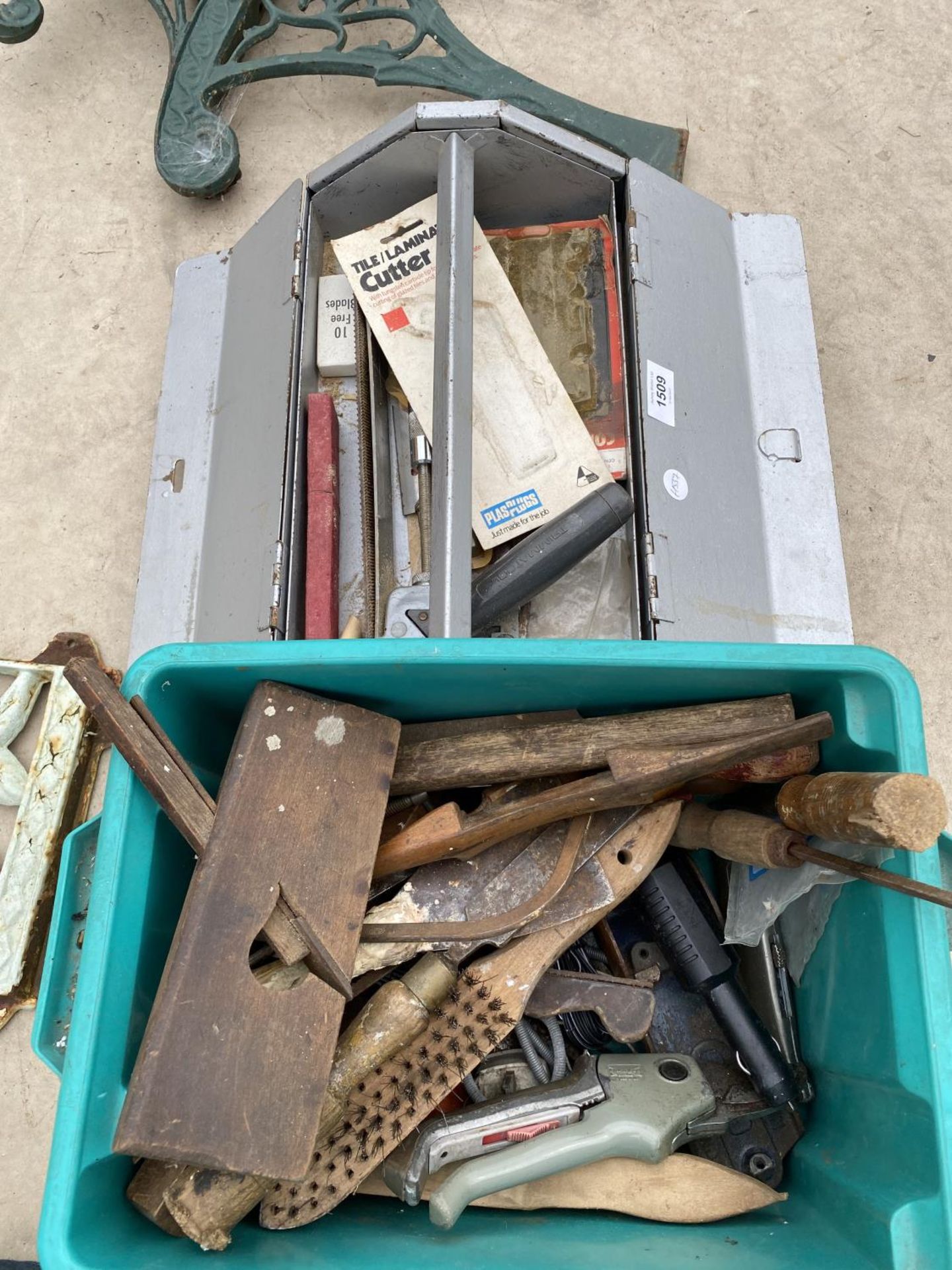 AN ASSORTMENT OF TOOLS TO INCLUDE WOOD PLANES, BOLT CUTTERS AND A BRACE DRILL ETC - Image 2 of 4