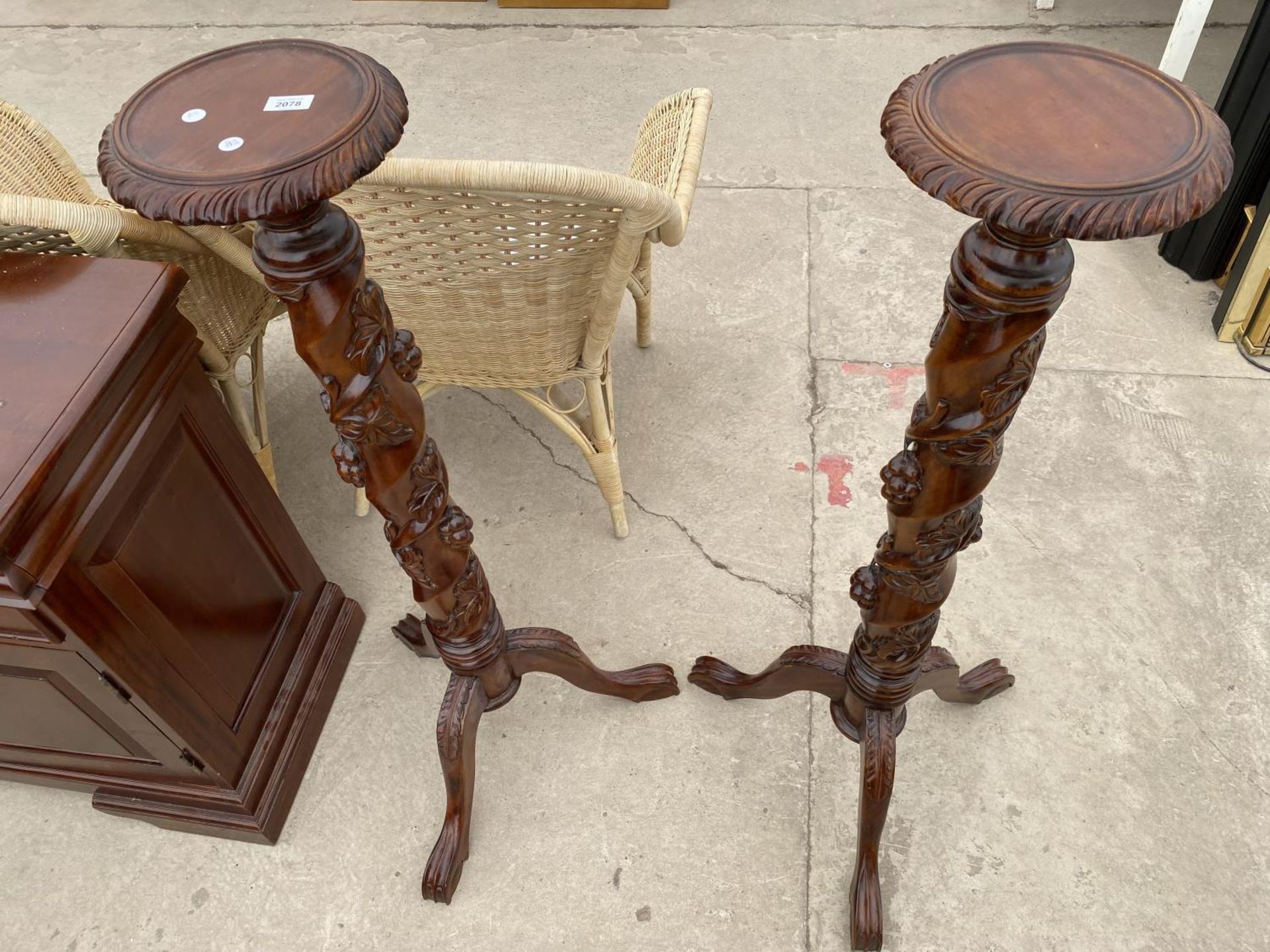 A PAIR OF VICTORIAN STYLE MAHOGANY TORCHERES ON TRIPOD BASES WITH FRUIT AND LEAF COLUMN DECORATION - Image 2 of 6