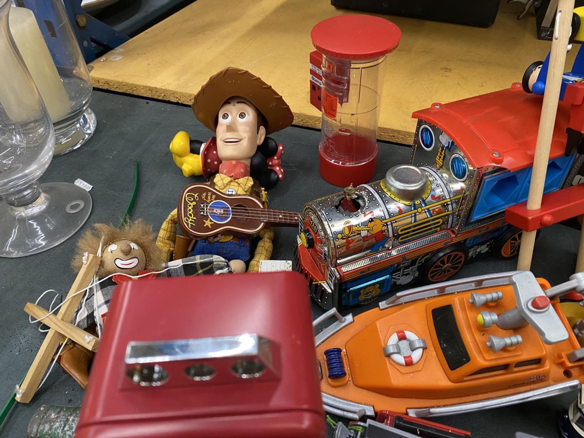 A QUANTITY OF TOYS TO INCLUDE DIE-CAST CARS, TOY STORY 'WOODY', DISNEY FIGURES, ETC - Image 3 of 5