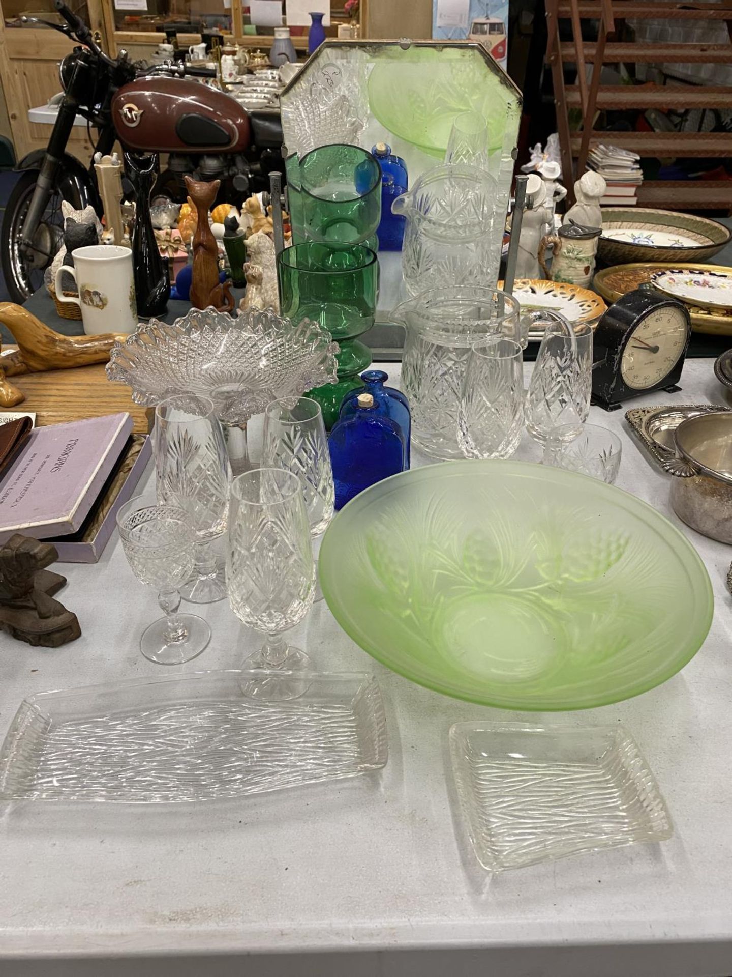 A QUANTITY OF GLASSWARE TO INCLUDE A FROSTED GREEN BOWL, A SWING MIRROR, CHAMPAGNE FLUTES,