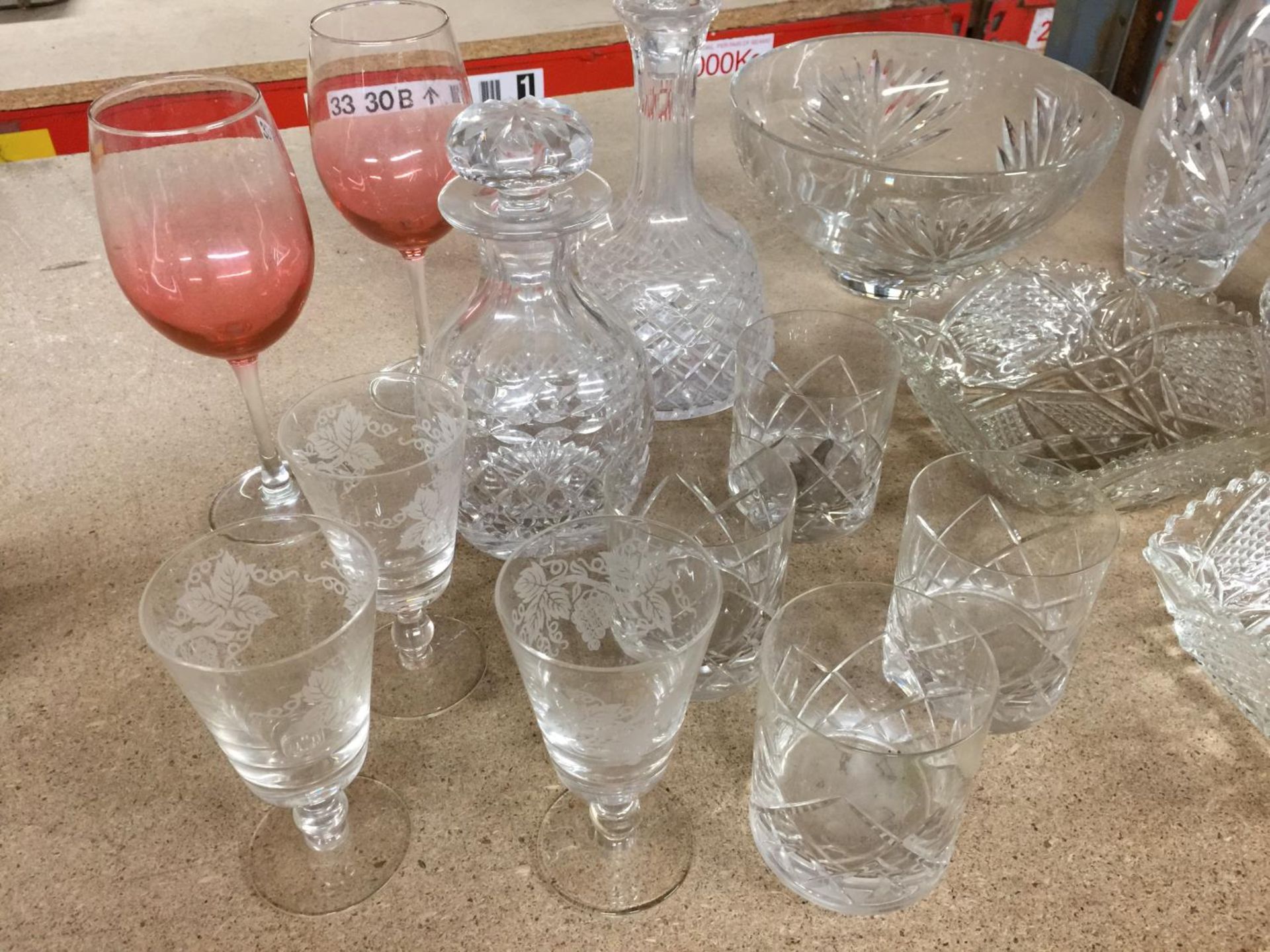 AN ASSORTMENT OF GLASSWARE TO INCLUDE DECANTERS, BOWLS, VASES, GLASSES, ETC - Image 2 of 7