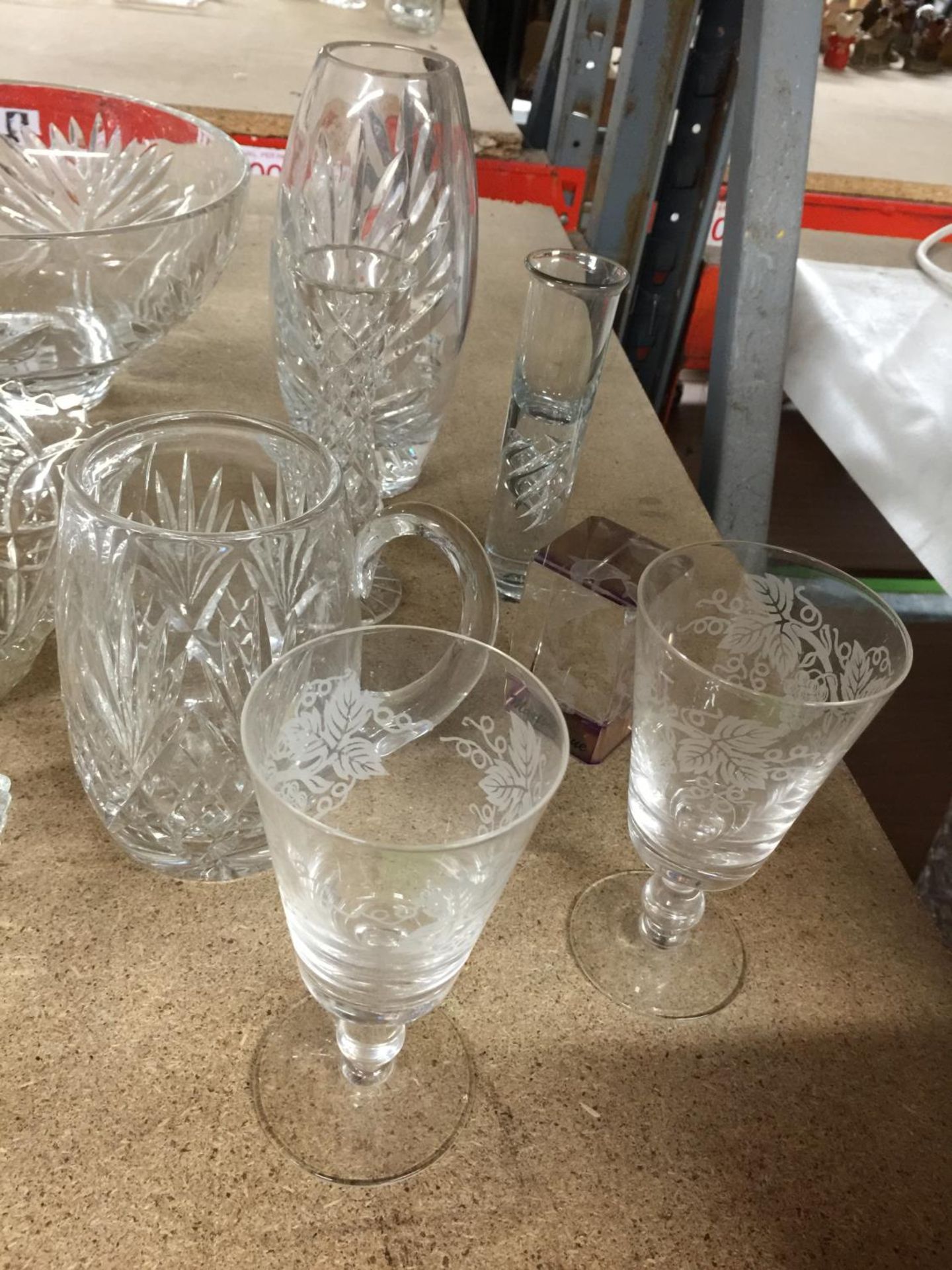 AN ASSORTMENT OF GLASSWARE TO INCLUDE DECANTERS, BOWLS, VASES, GLASSES, ETC - Image 4 of 7