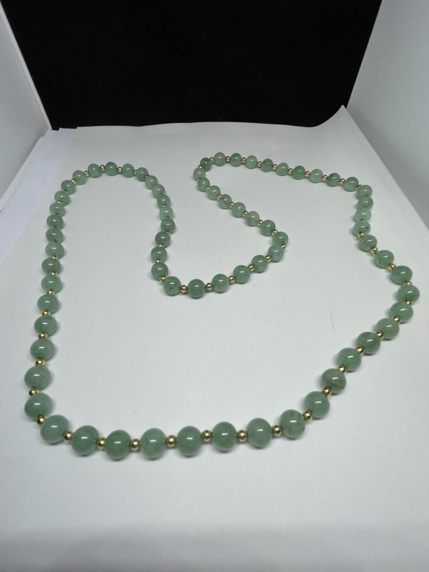 A GREEN JADE NECKLACE