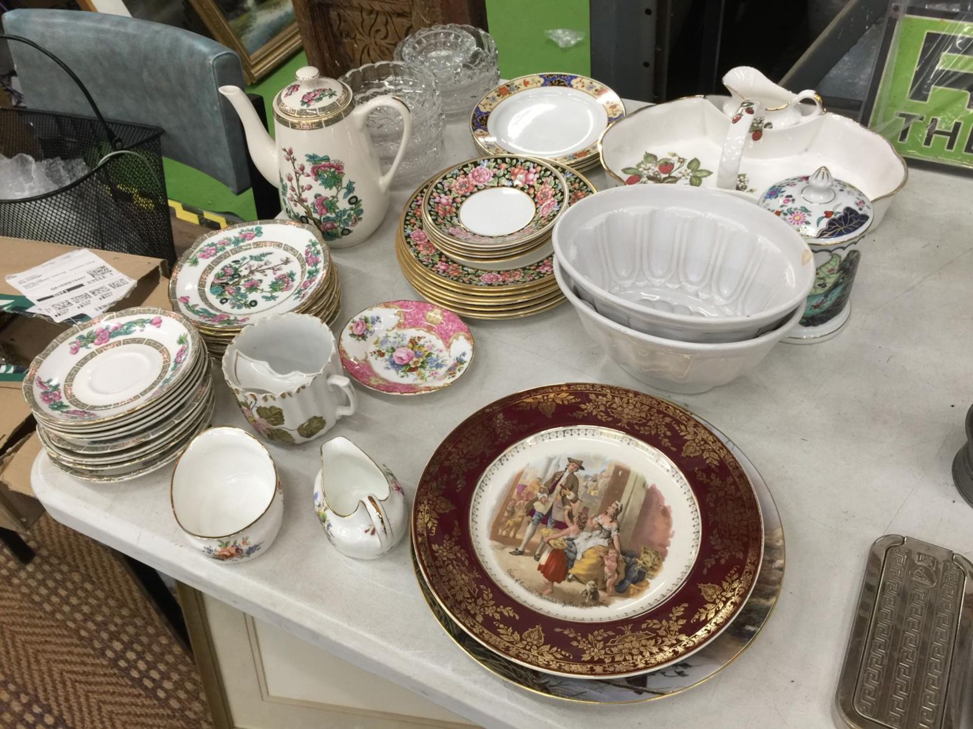 A QUANTITY OF CHINA AND CERAMICS TO INCLUDE 'DUCHESS' TEA TREE DESIGN PLATES, SAUCERS AND COFFEE