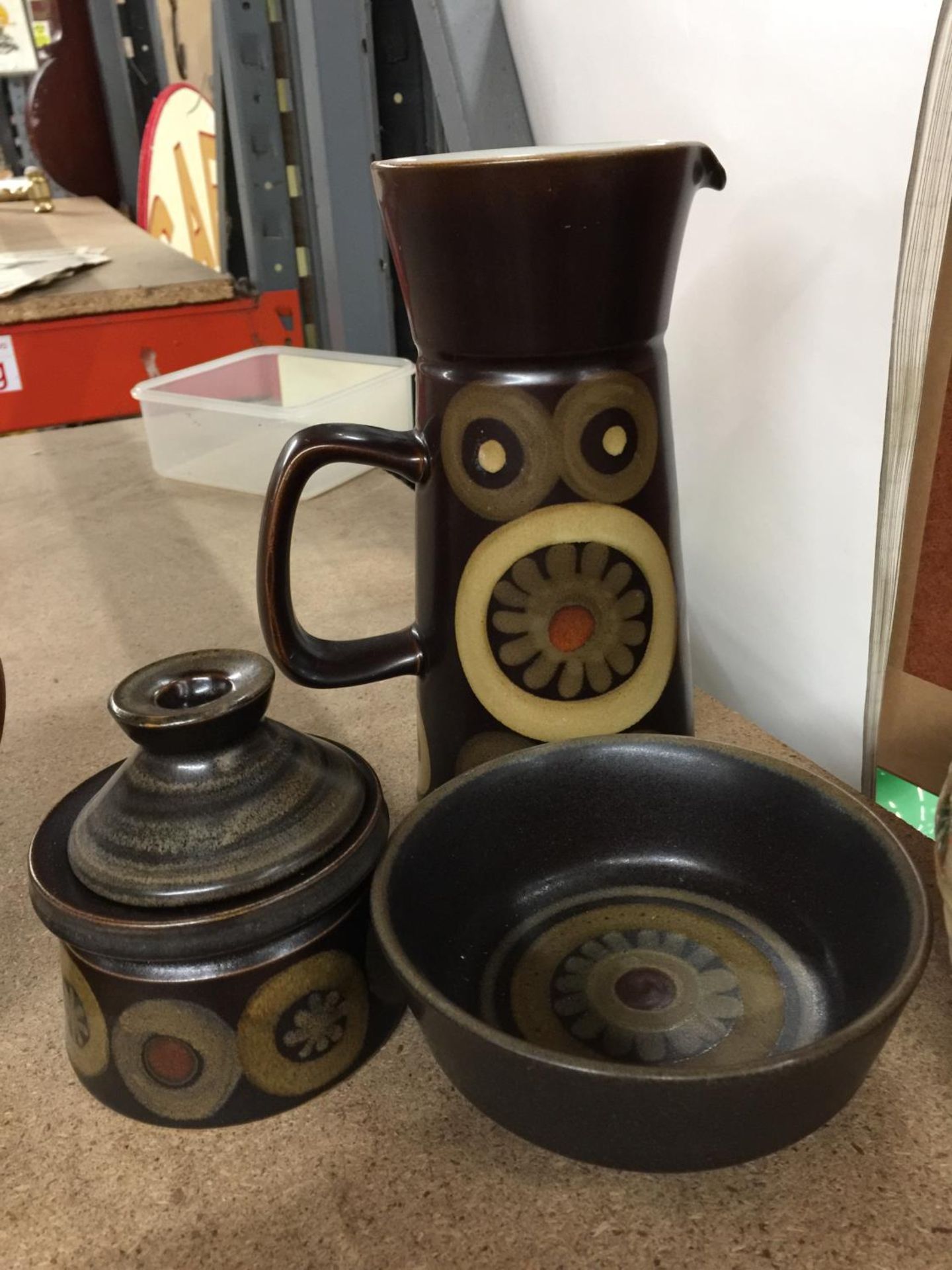 A COLLECTION OF STONEWARE ITEMS TO INCLUDE STUDIO POTTERY JUGS DECORATED WITH SHEEP, DENBY STYLE - Image 5 of 5