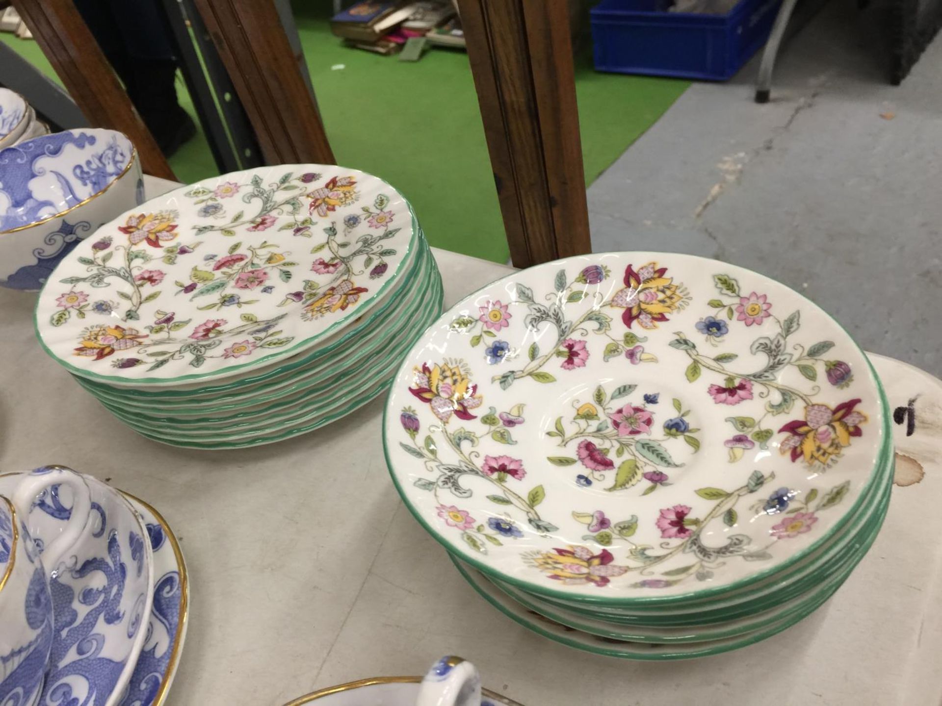 A QUANTITY OF ROYAL WORCESTER BLUE PATTERN TEACUPS, SAUCERS, PLATES, ETC, AYNSLEY 'HENLEY' PLATES - Image 3 of 6