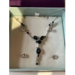 A BOXED MARKED SILVER BLUE STONE NECKLACE WITH BLUE AND CLEAR STONES AND FOUR CLEAR STONE STUD