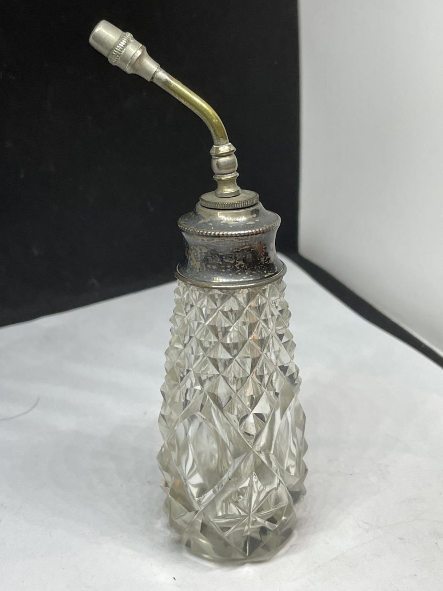 A CUT GLASS SCENT BOTTLE WITH A HALLMARKED CHESTER SILVER TOP