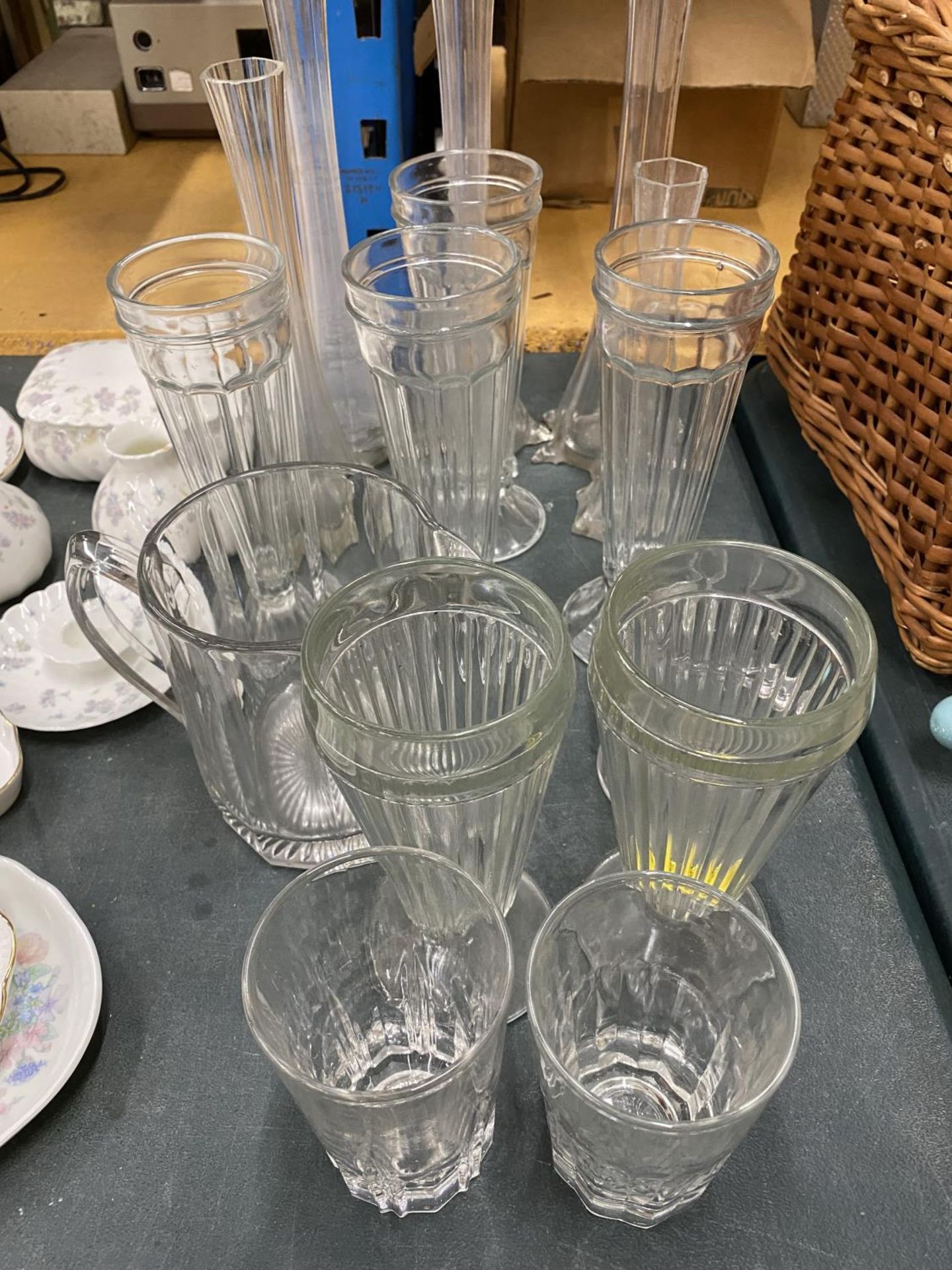 A QUANTITY OF VINTAGE GLASSES INCLUDING TALL DESSERT GLASSES, VASES, ETC