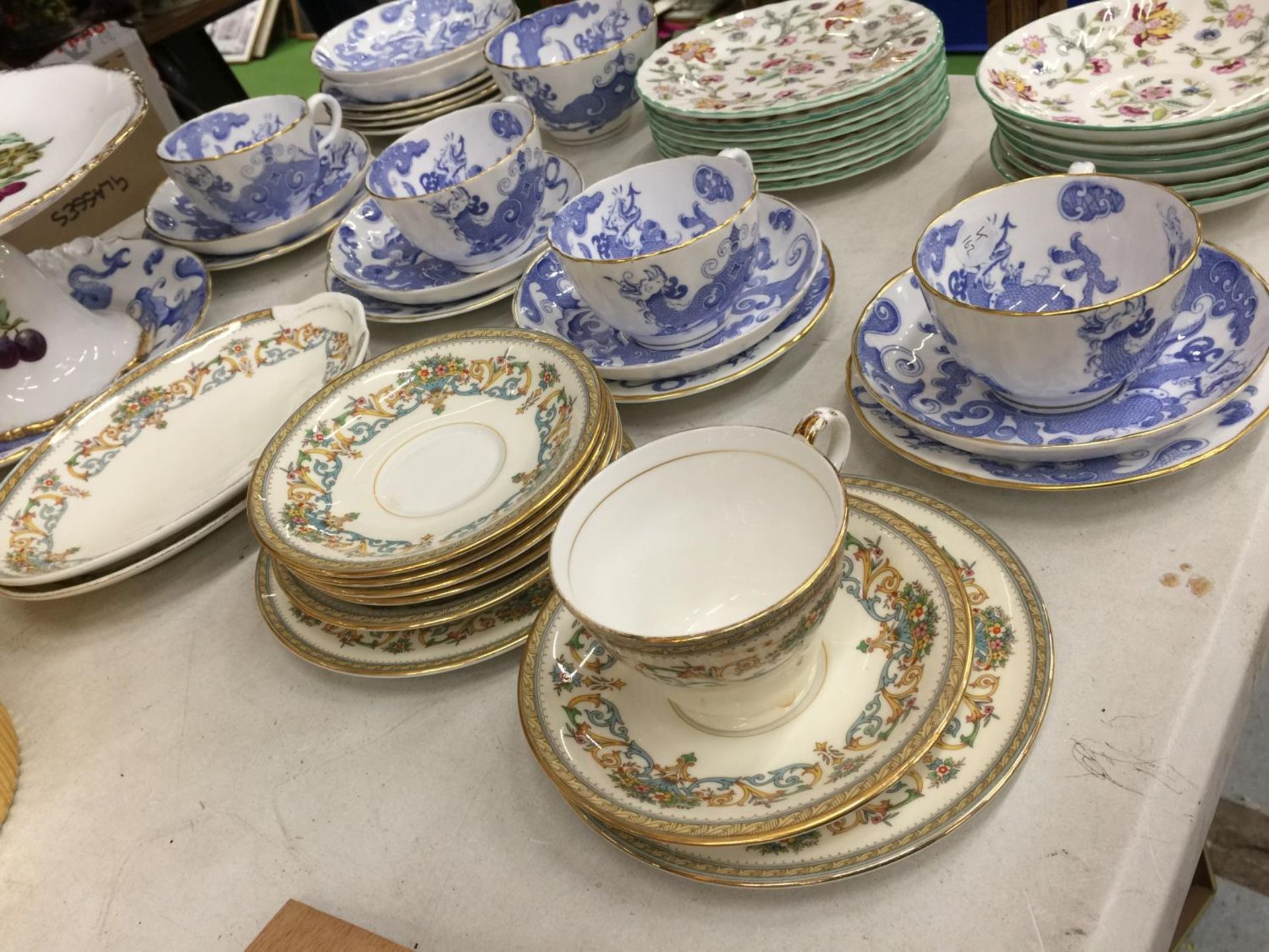 A QUANTITY OF ROYAL WORCESTER BLUE PATTERN TEACUPS, SAUCERS, PLATES, ETC, AYNSLEY 'HENLEY' PLATES - Image 2 of 6