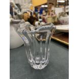 A PIECE OF 'DAUM' FRANCE GLASSWARE, SIGNED HEIGHT 8CM