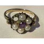 A 9 CARAT GOLD RING WITH PEARLS AND GARNET SIZE M/N IN A PRESENTATION BOX WEIGHT 3 GRAMS