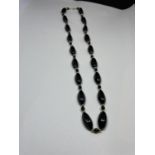 A 14 CARAT GOLD AND BLACK ONYX NECKLACE