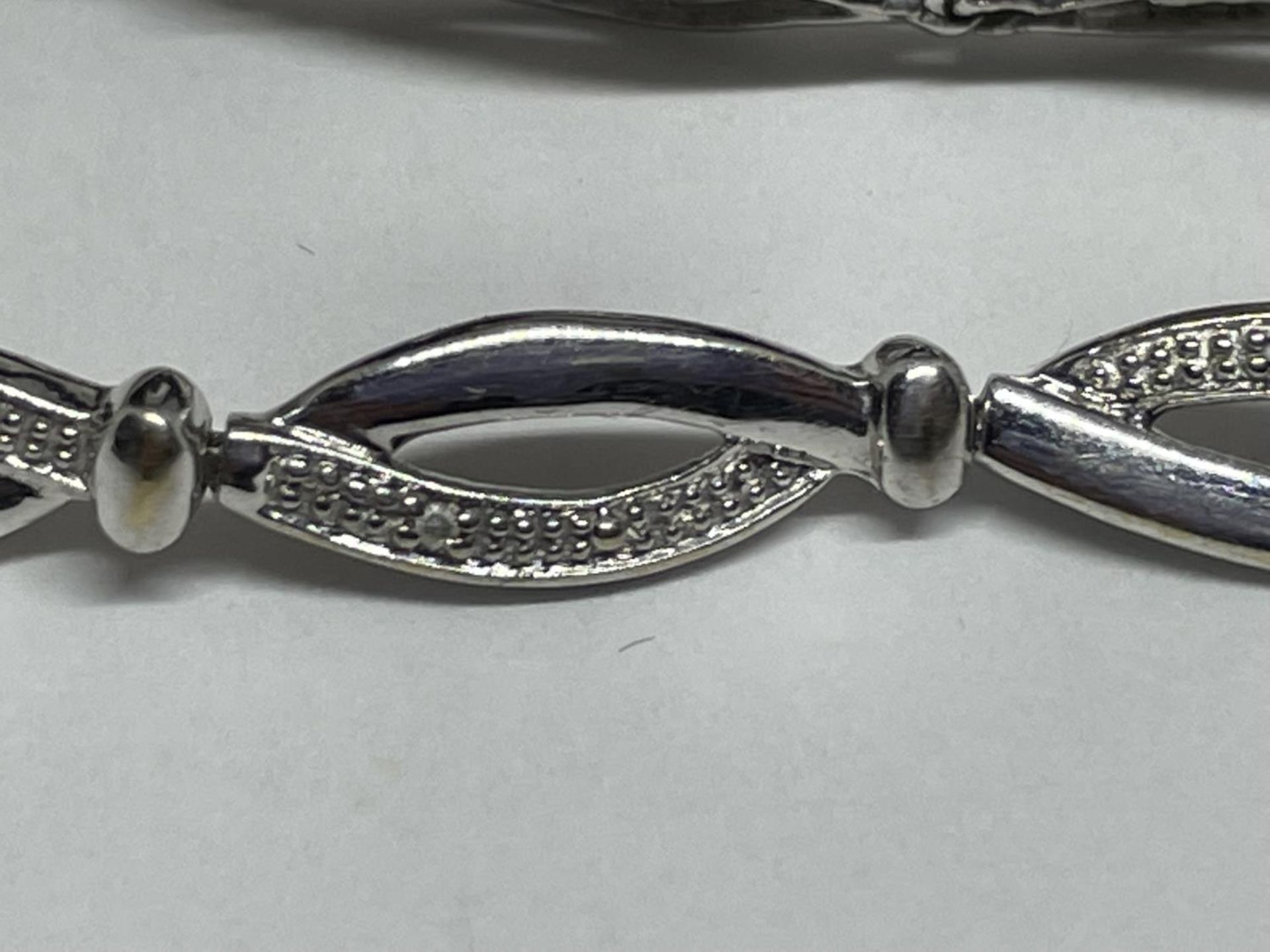 A 9 CARAT WHITE GOLD AND DIAMOND BRACELET IN A PRESENTATION BOX - Image 2 of 4