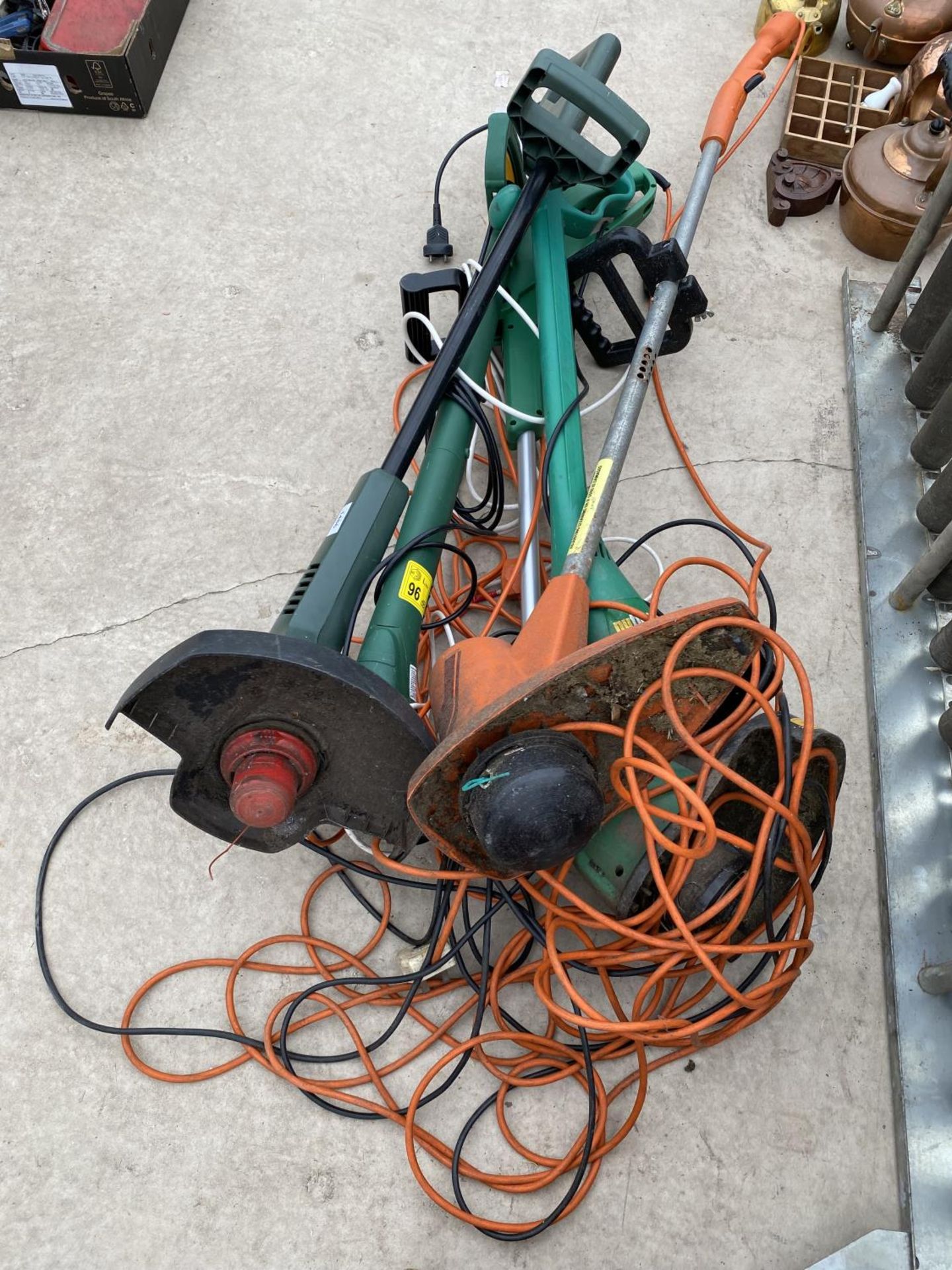 AN ASSORTMENT OF GARDEN TOOLS TO INCLUDE FLYMO AND BLACK AND DECKER STRIMMERS
