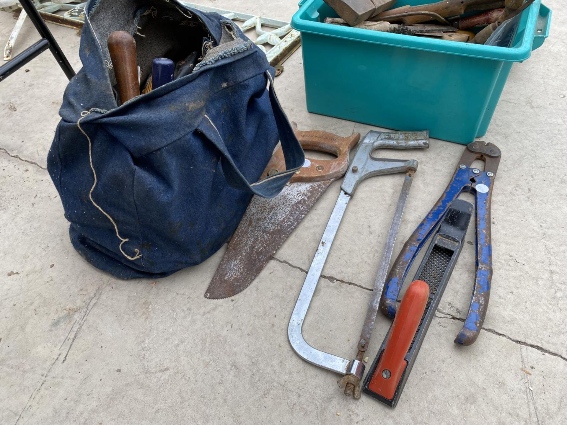 AN ASSORTMENT OF TOOLS TO INCLUDE WOOD PLANES, BOLT CUTTERS AND A BRACE DRILL ETC - Image 4 of 4