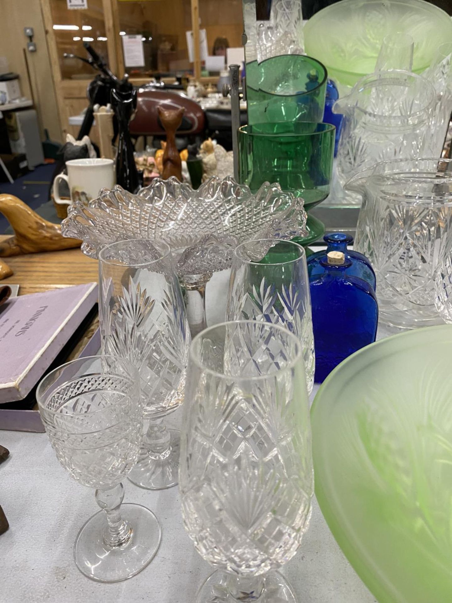 A QUANTITY OF GLASSWARE TO INCLUDE A FROSTED GREEN BOWL, A SWING MIRROR, CHAMPAGNE FLUTES, - Image 3 of 4