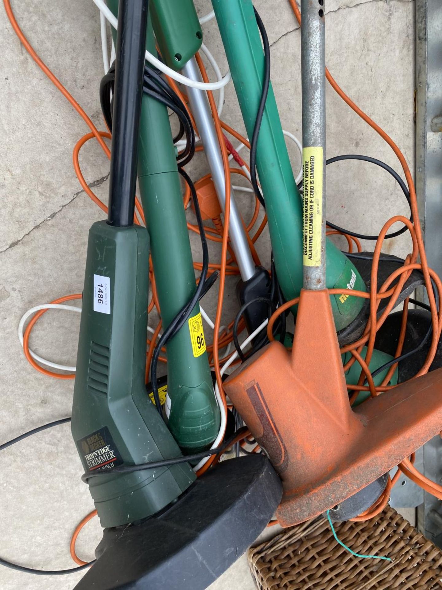 AN ASSORTMENT OF GARDEN TOOLS TO INCLUDE FLYMO AND BLACK AND DECKER STRIMMERS - Image 2 of 3