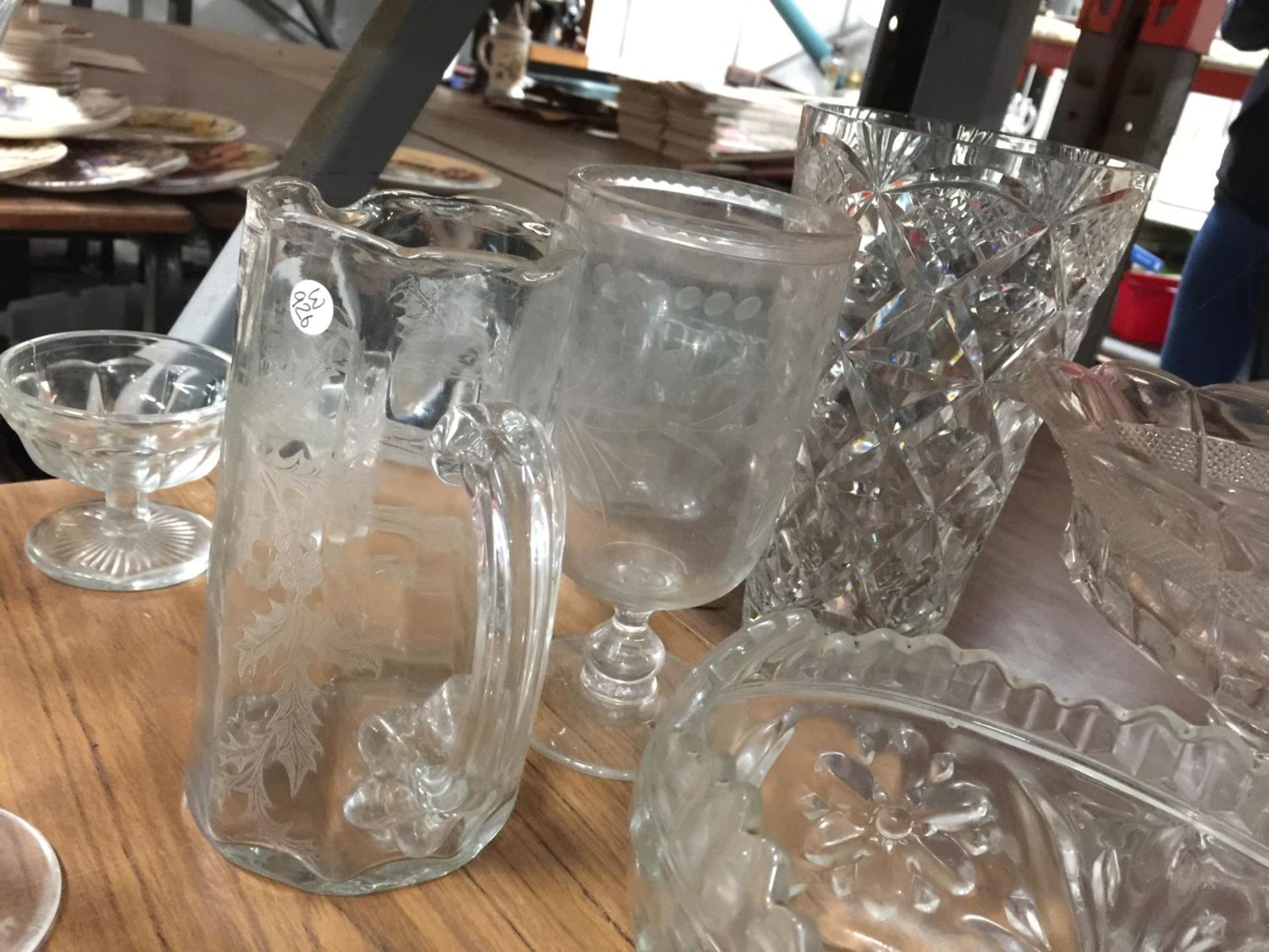 A COLLECTION OF GLASSWARE INCLUDING VASES, DESSERT BOWLS, BOWLS, ETC - Image 6 of 11