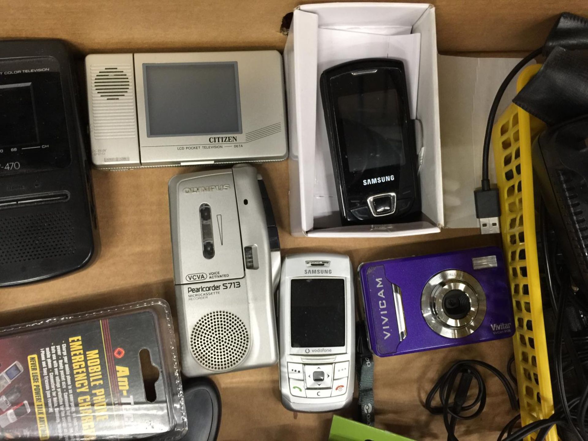 AN ASSORTMENT ELECTRICALS TO INCLUDE VINTAGE POCKET TV'S, A MICRO CASSETTE RECORDER, MOBILE - Image 3 of 5