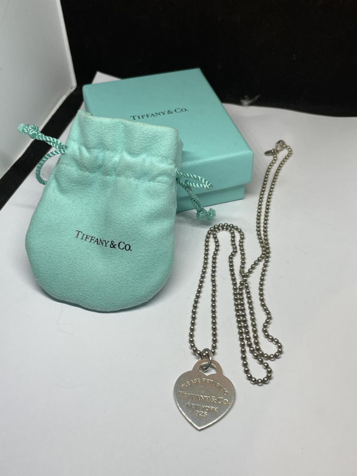 A TIFFANY NECKLACE AND LARGE HEART PENDANT CHAIN LENGTH 76CM HEART 3CM X 2.5CM WITH ORIGINAL POUCH