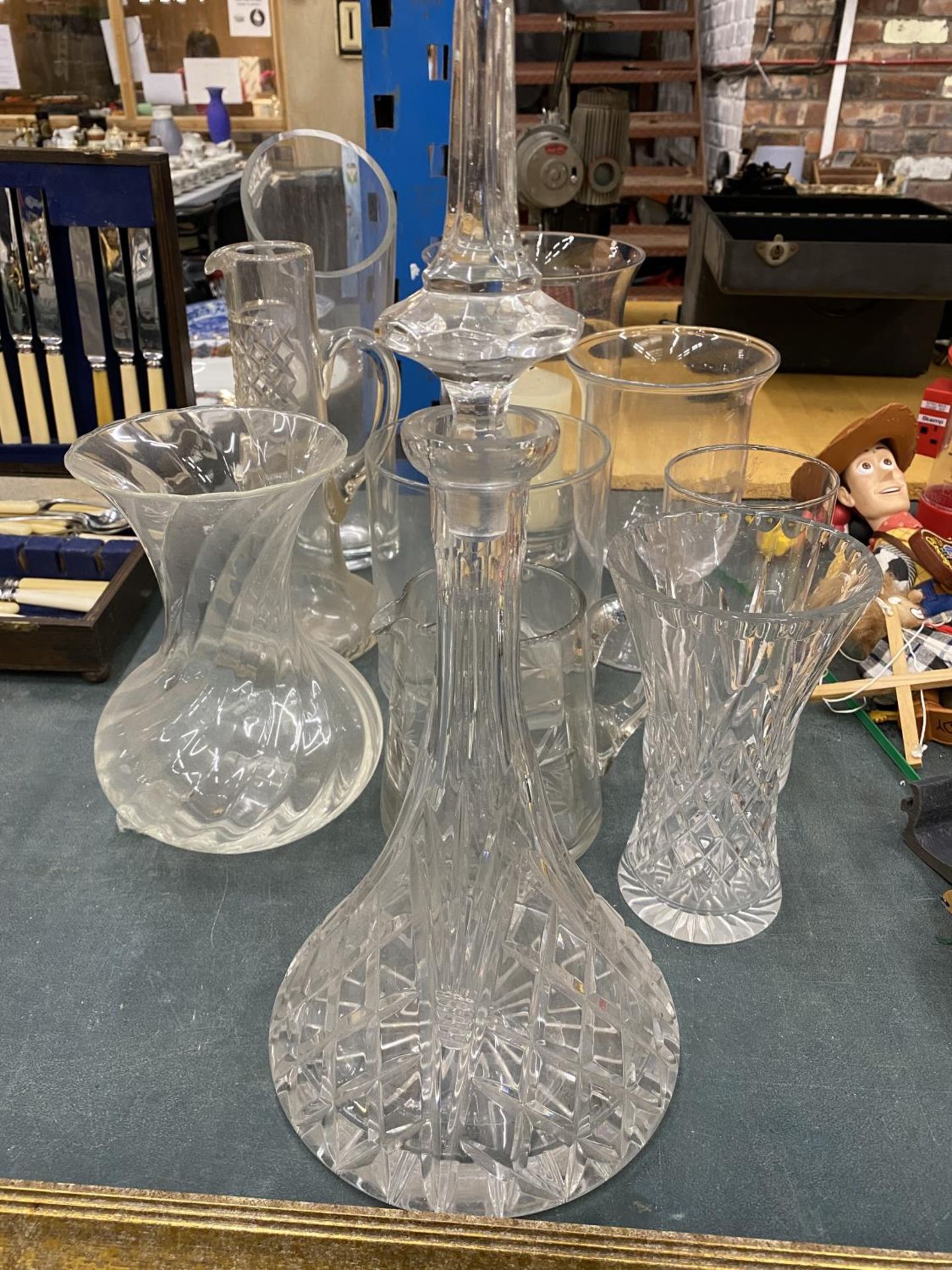 A QUANTITY OF GLASSWARE TO INCLUDE DECANTER, JUGS, VASES, ETC - ALL LARGE PIECES