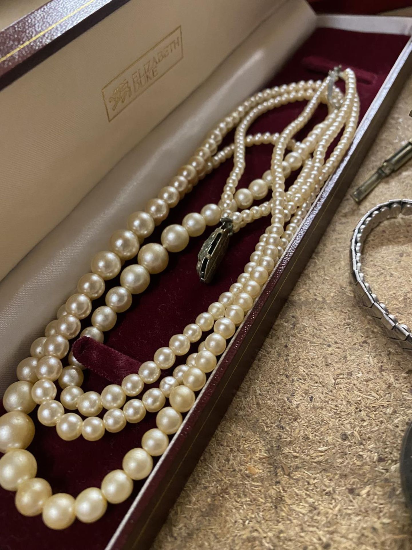 A QUANTITY OF COSTUME JEWELLERY - SOME BOXED TO INCLUDE PEARLS, WATCHES, BROOCH, NECKLACES, ETC - Image 4 of 5