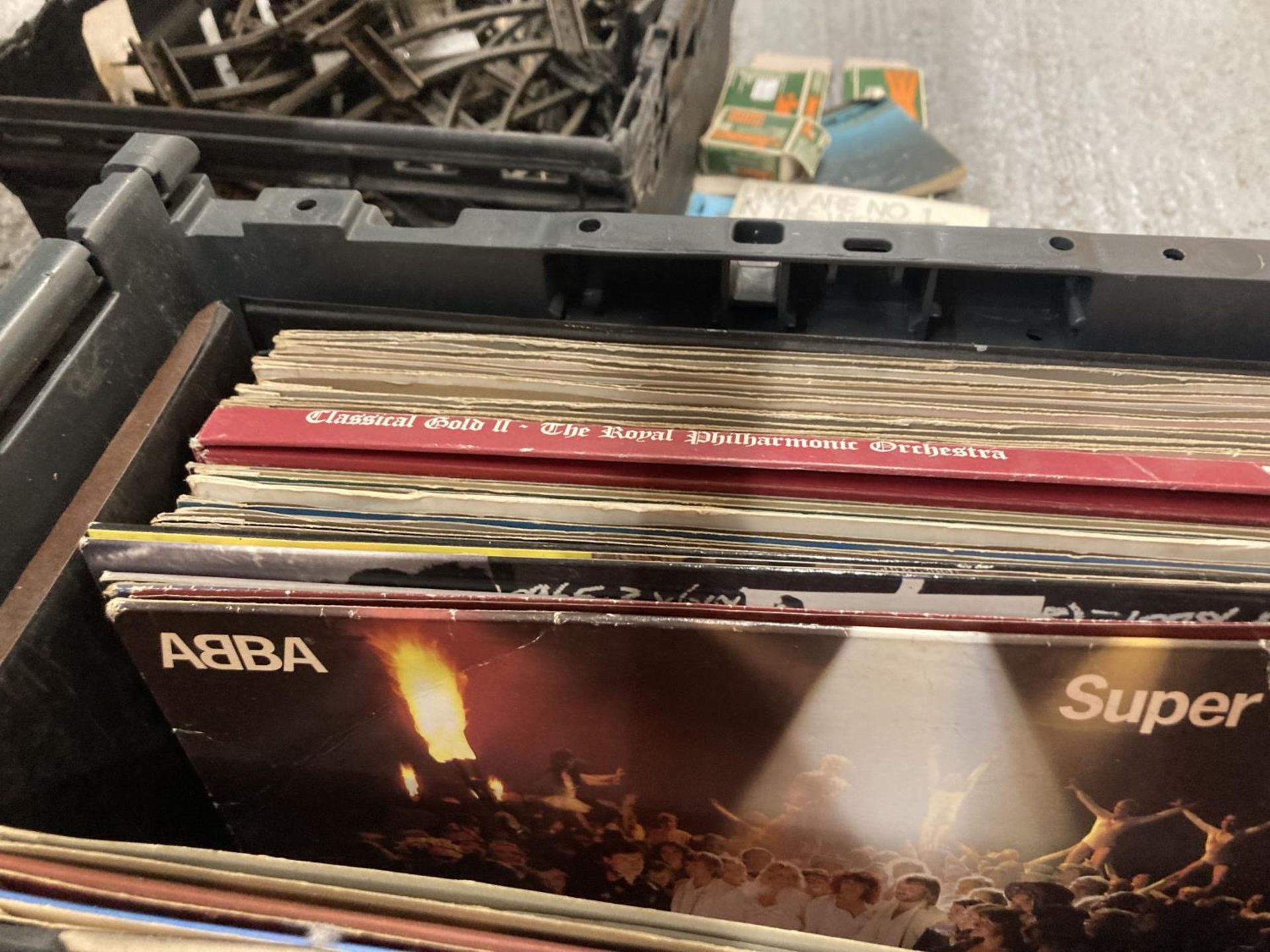 A QUANTITY OF LP AND SINGLE VINYL RECORDS TO INCLUDE ABBA, CLASSICAL GOLD, SHAKIN' STEVENS, ADAM AND - Image 7 of 7