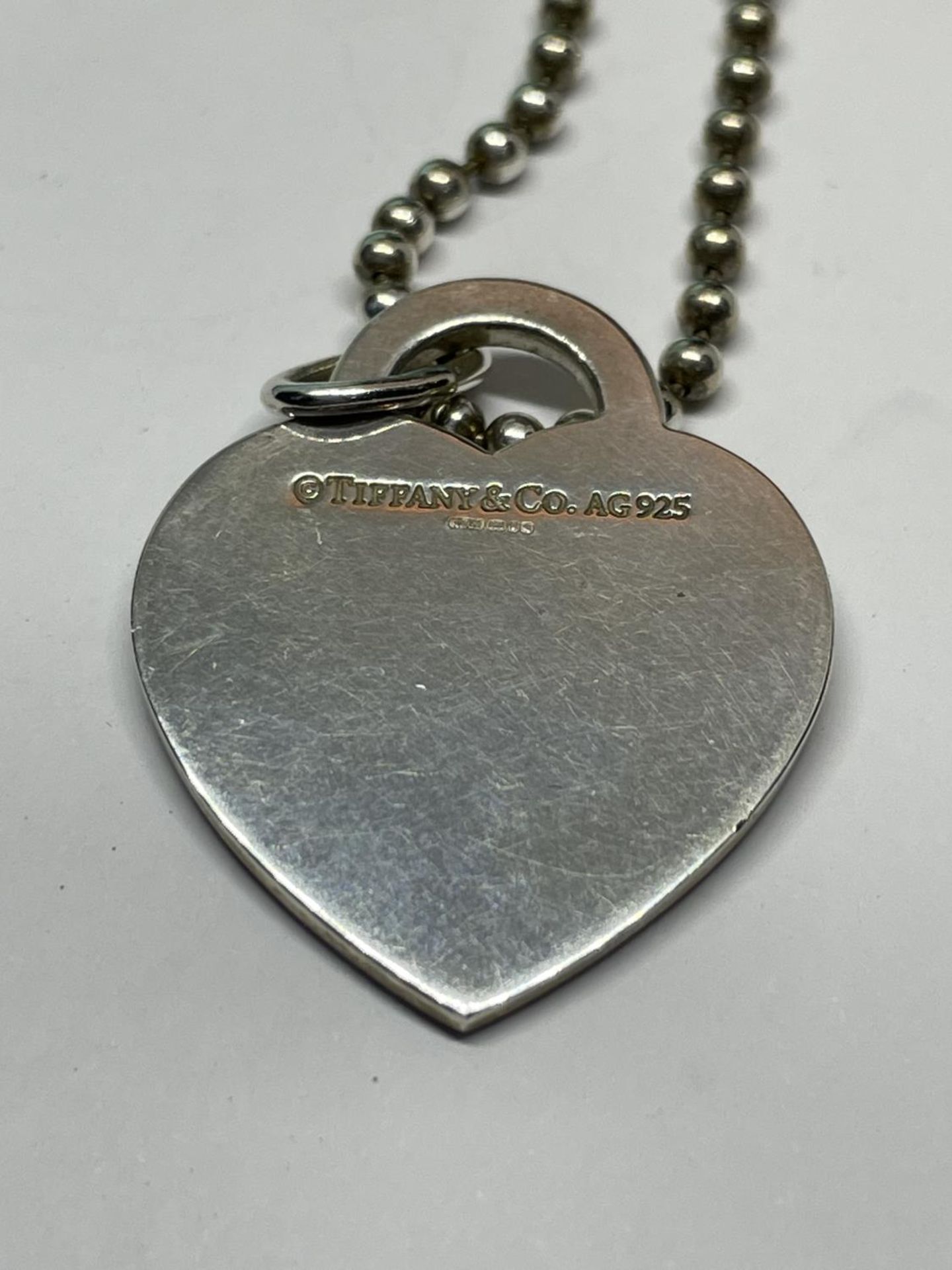 A TIFFANY NECKLACE AND LARGE HEART PENDANT CHAIN LENGTH 76CM HEART 3CM X 2.5CM WITH ORIGINAL POUCH - Image 3 of 8